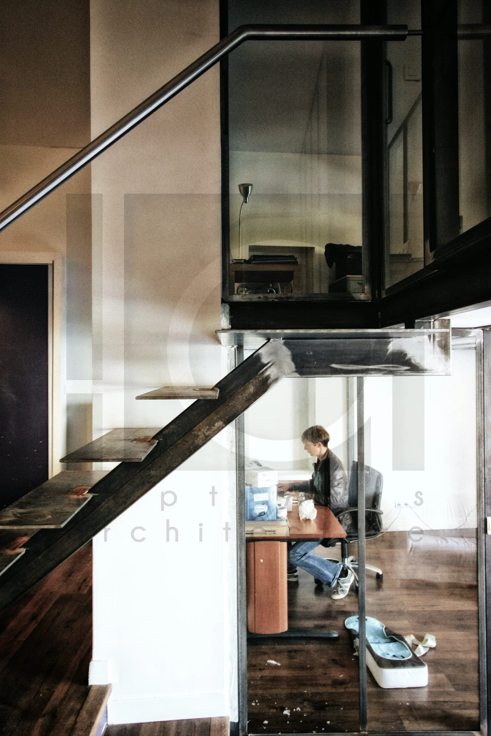 agence acomz marseille aménagement décoration bureaux style industriel vue sur escalier accès mezzanine