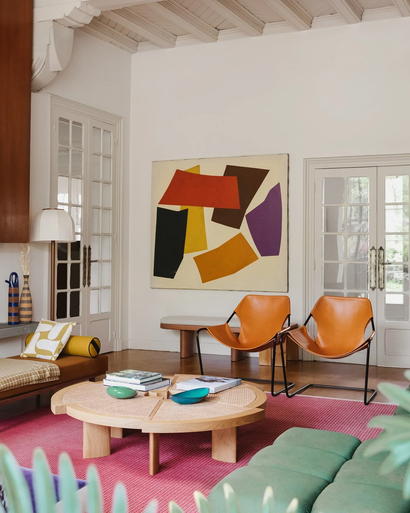 A 19th-century house in Rueil-Malmaison, beautifully reimagined by @juliarouzaudstudio. I loved the bold colours and contemporary furniture that brought new life to the space (including the iconic Paulistano chairs by Brazilian designer Paulo Mendes 