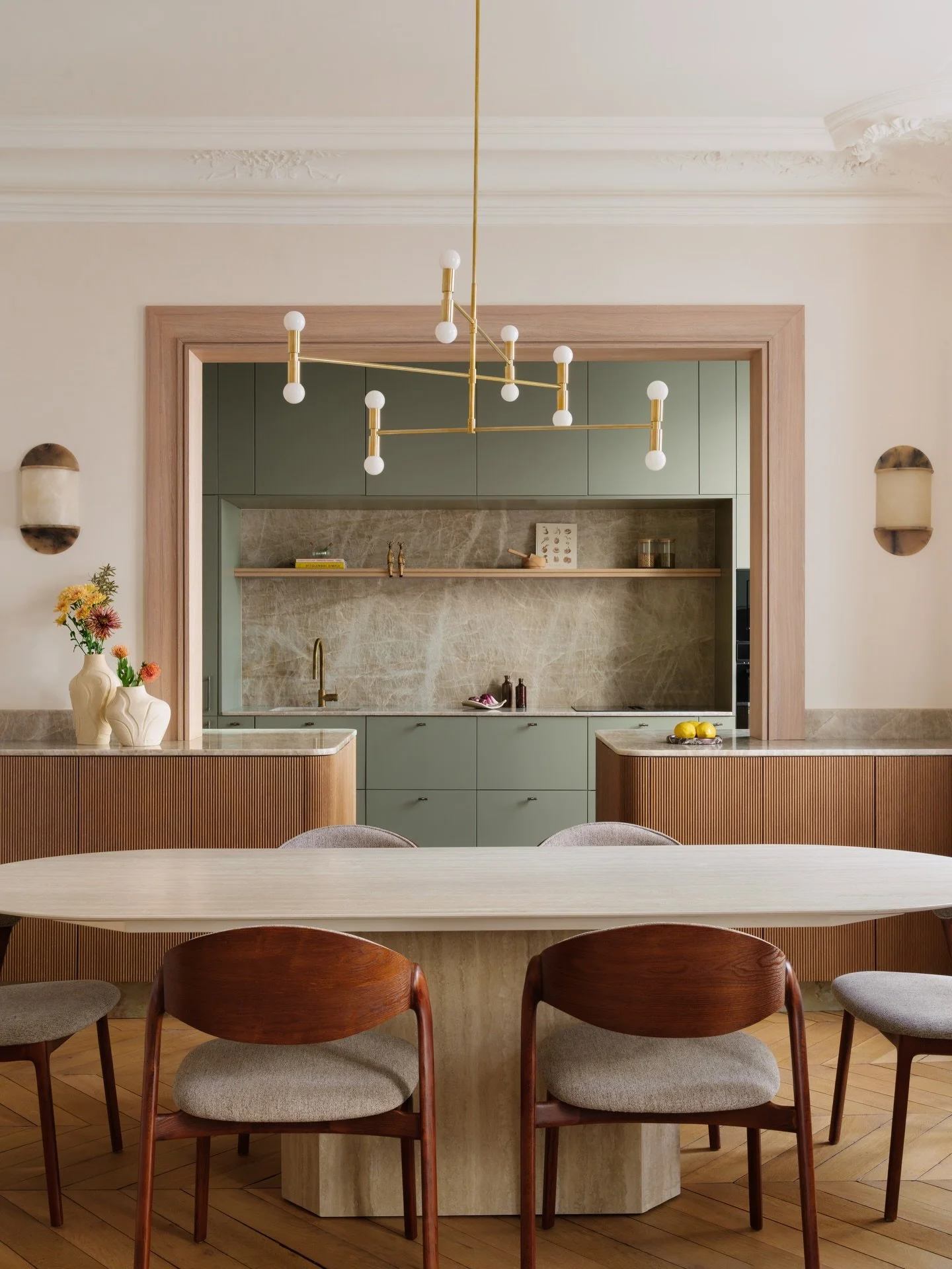 Recent shoot of a beautiful Parisian apartment designed by @atelier.noun 

Photography by @isabelamayerphoto