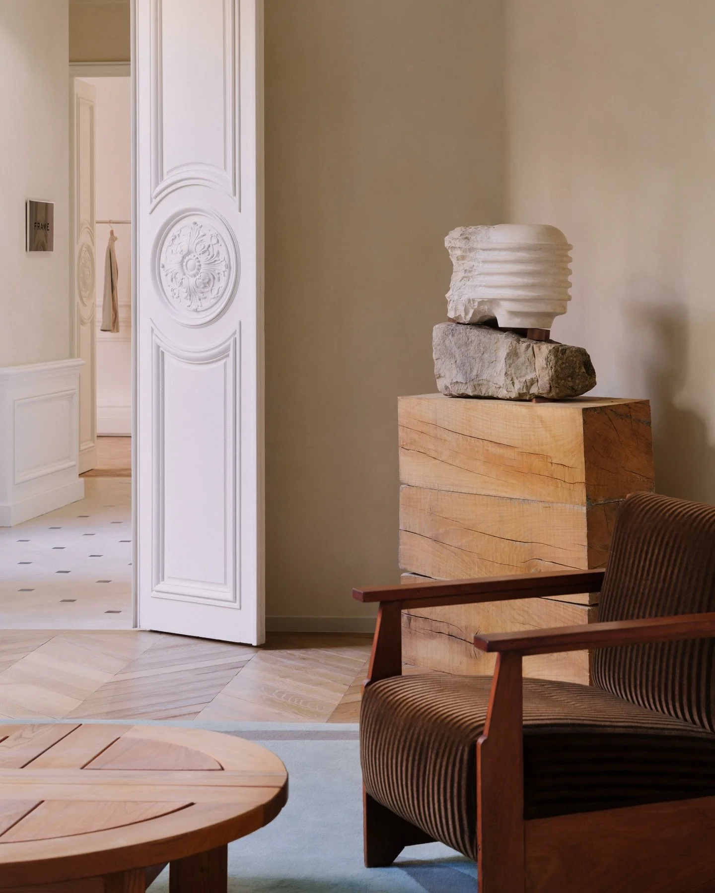 FRAME showroom, Paris
@frame 

Photography @isabelamayerphoto 

Design @flora.byk 
Architecture @florian_kml