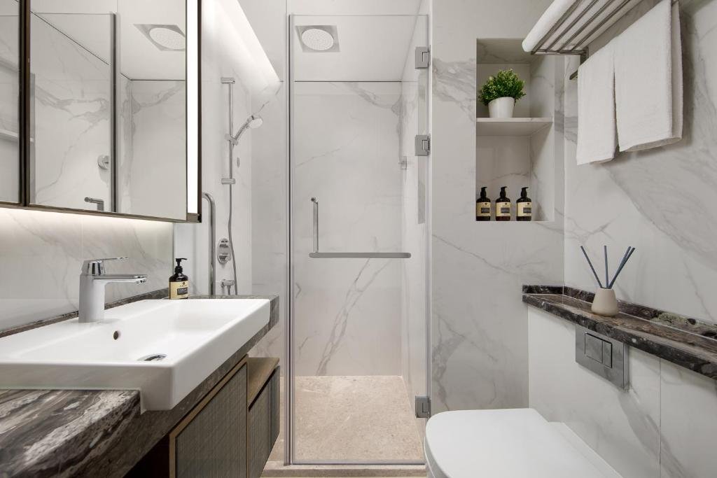 Ascott Studio Deluxe Bathroom.jpeg