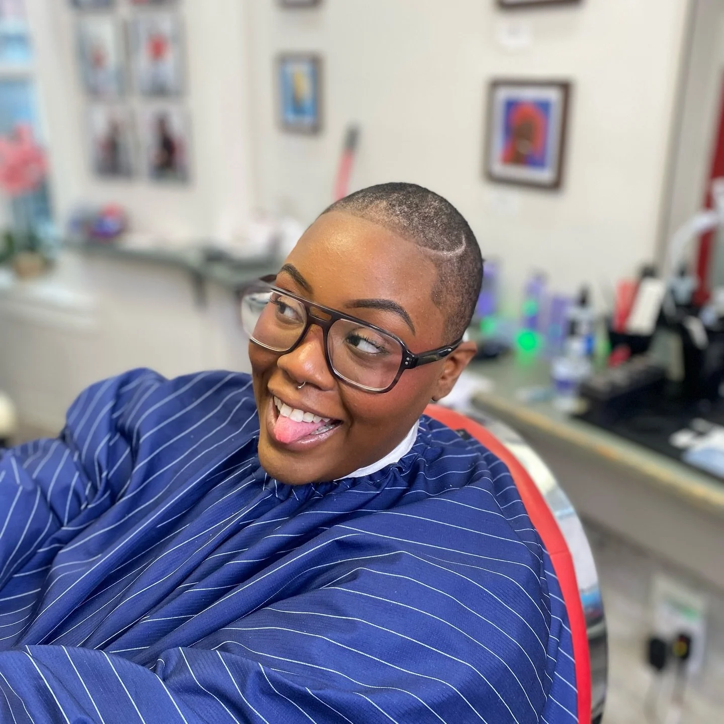 That reaction says it all 😮&zwj;🔥
Fresh cut = new energy 

#ClientReaction #FreshEnergy #BarberTransformation #HappyClient #fade