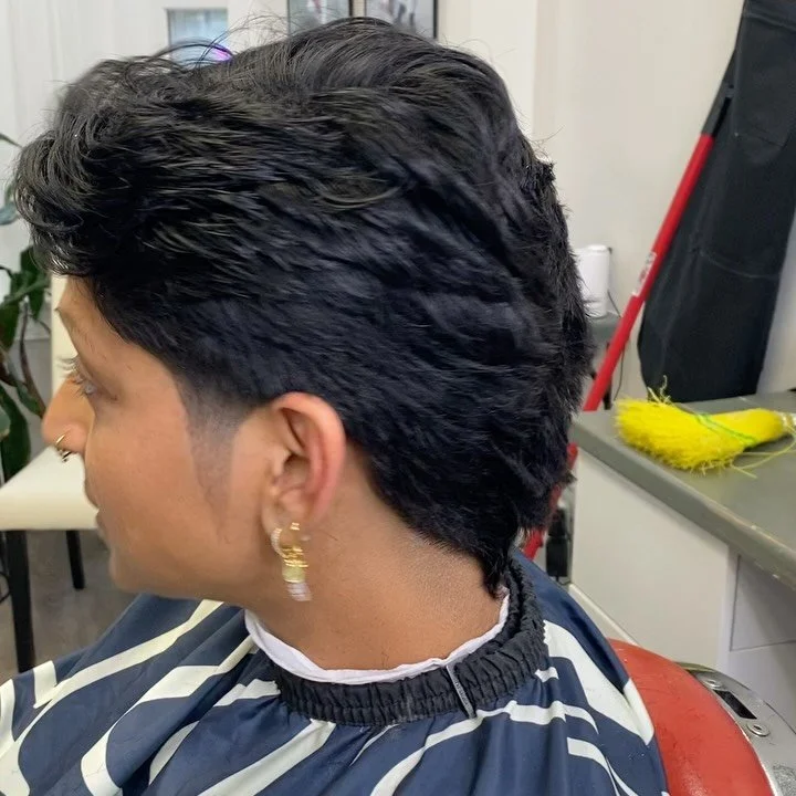 The instant smile of approval 🤗 
Brining hair goals to life 😮&zwj;💨
Let&rsquo;s talk, availability this weekend 
Book now, 🔗 in bio 

#feelgood #pride🌈 #fadehaircut #dcbarber #womanbarber