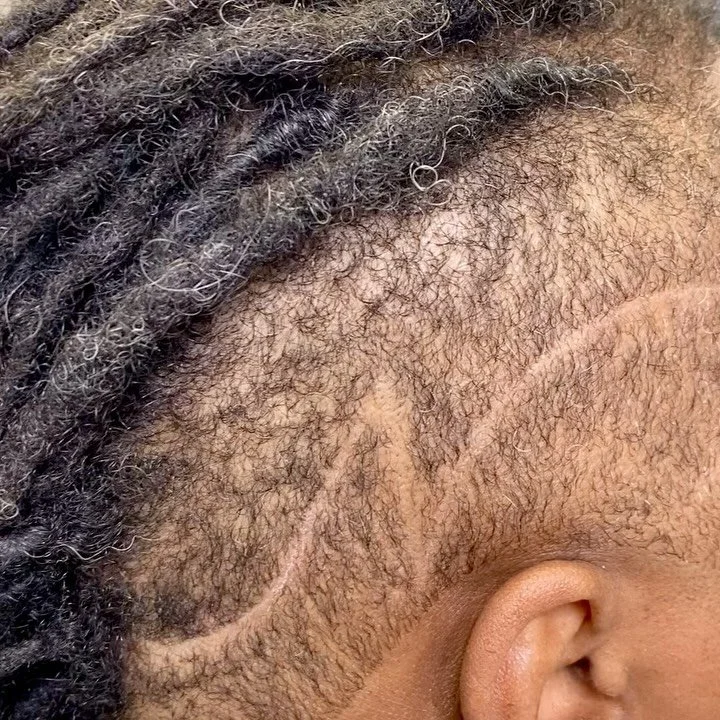 Crispy Lines, smooth designs ☺️

Openings available today 

Book now, 🔗 in bio 

#dmvbarber #dcbarber #ladybarber💈✂️💺🧴 #design #crisp