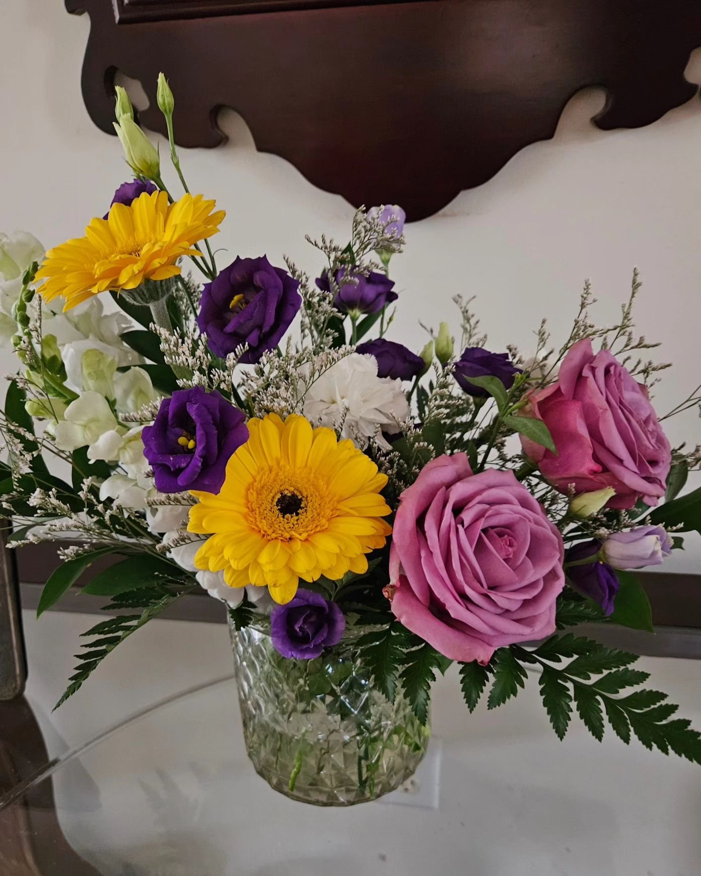 Flower Play: vase arrangement with @bears_blooms 

Gerbera Daisy
Lisianthus
Carnation
Snapdragon
Rose
