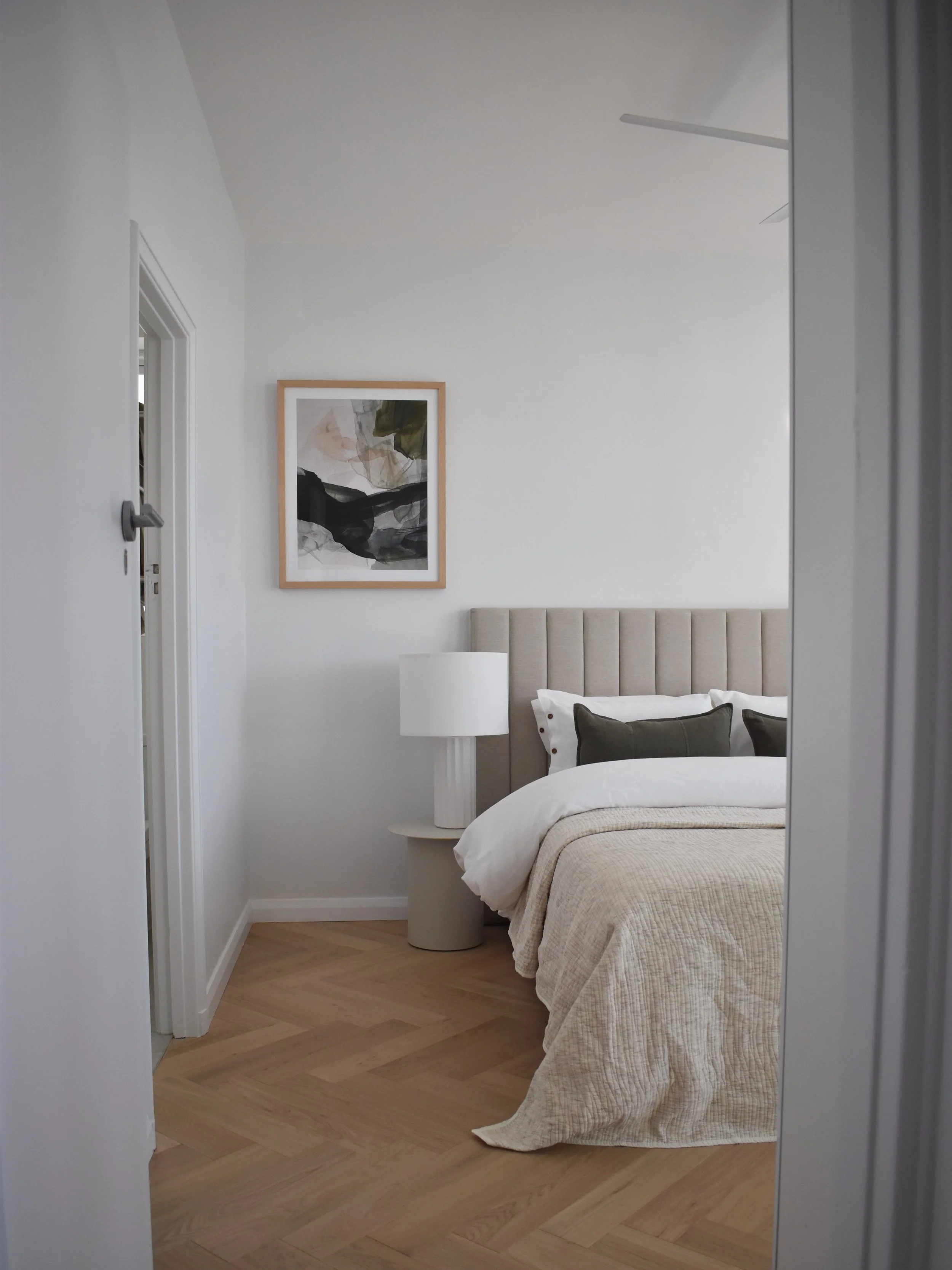 Sydney Harbour Bridge views, beautiful interiors, and timeless styling and finishes. Today we transformed this sophisticated apartment, and if we could, we would have moved in ourselves. 🤍