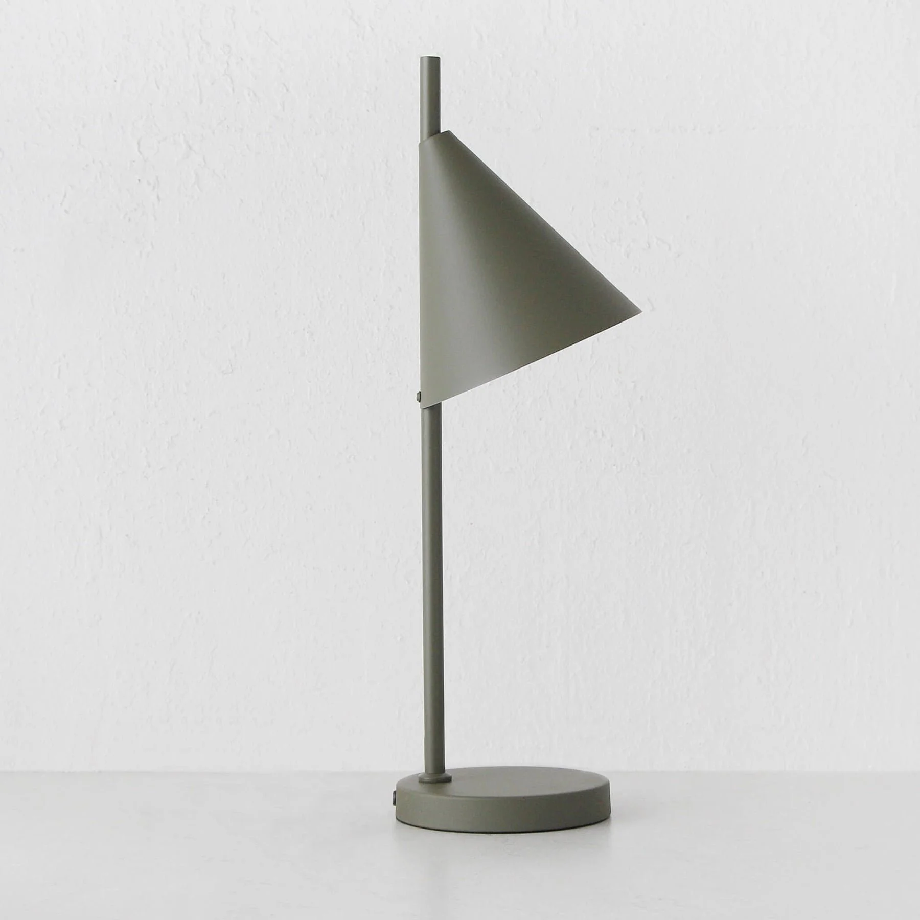 Kennedy table lamp grn
RRP: $89.99
Selling at: $70.00
Available: 2