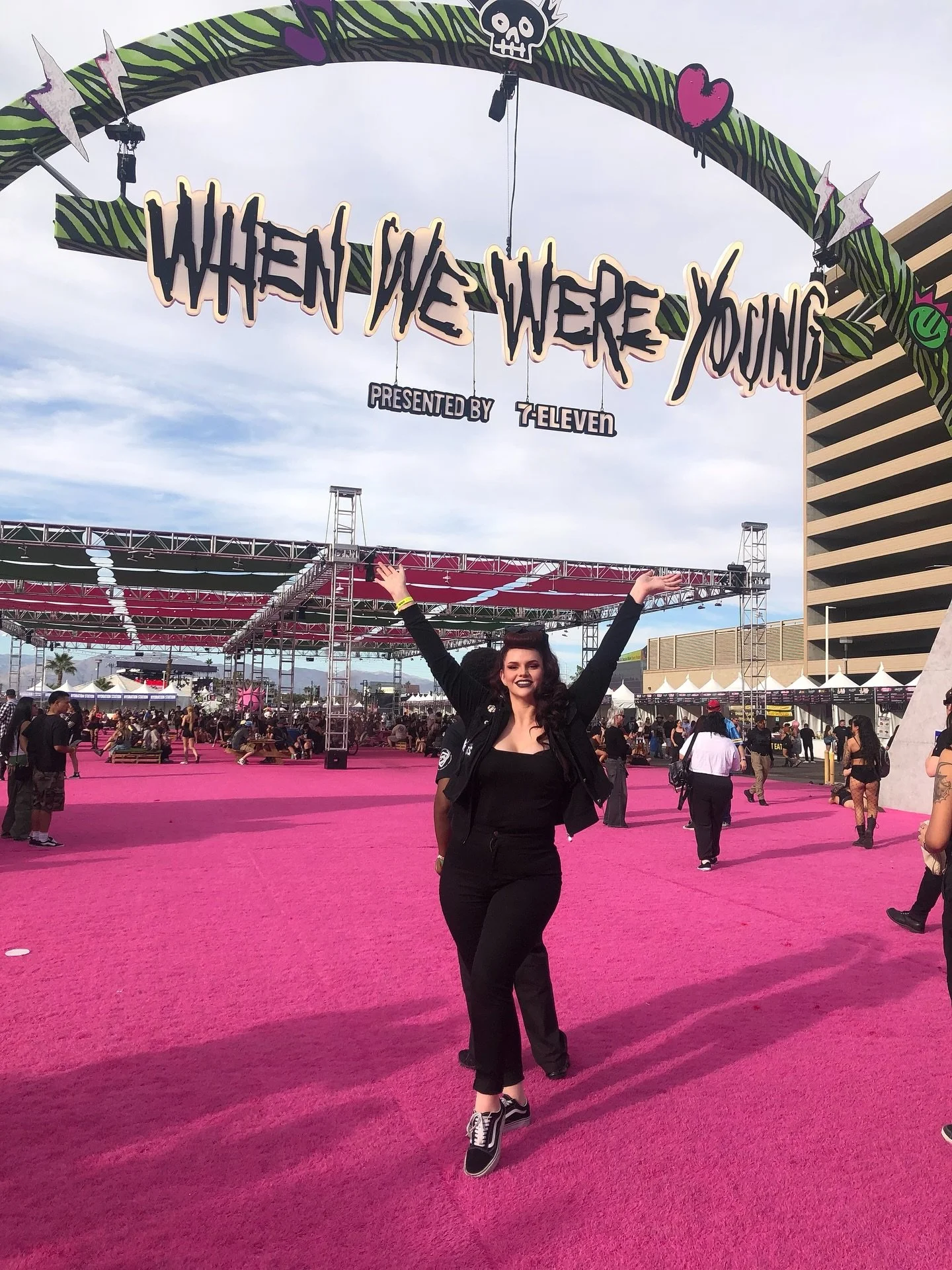 4th annual emo fest 🖤🥀

This year really pulled on my heartstrings because I finally saw one of my favorites for the first time @aof_official &amp; it was magical! Back in the days when we were young @newfoundandy named me ashleyonfire, it became m