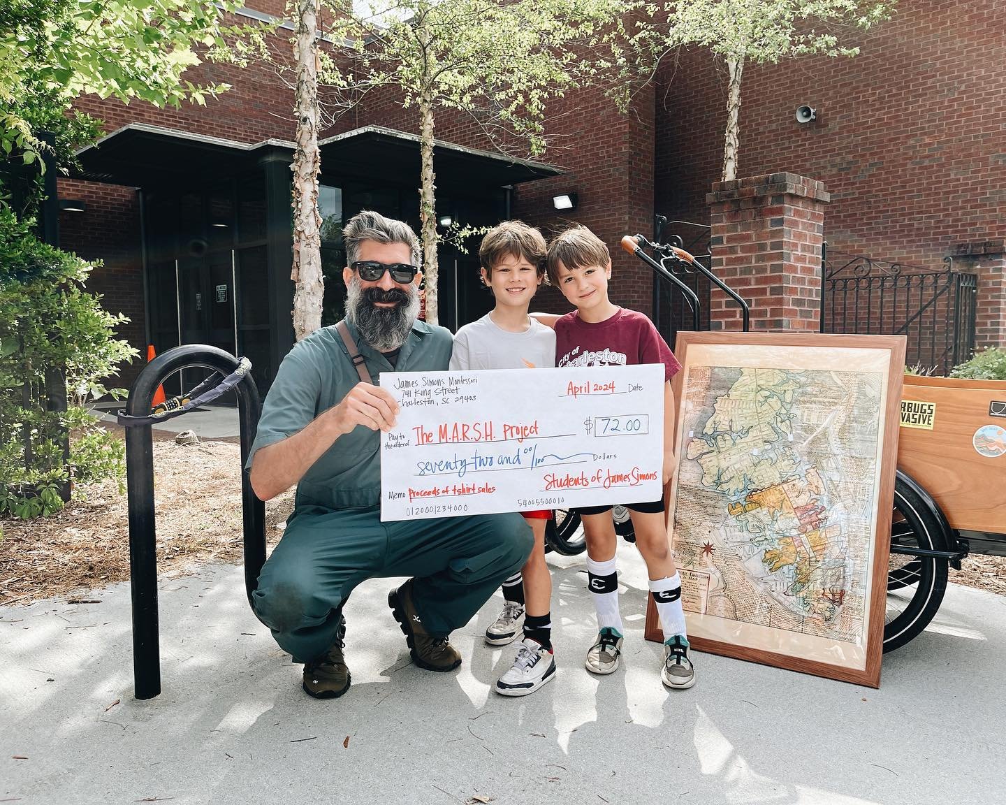 Last weekend we teamed up with @friends.of.james.simons and @keepcharlestonbeautiful to clean up several routes along King and Rutledge from Grove to Huger St! Not only did 113 volunteers show up and clean up 1391 whopping pounds of trash, but the ki