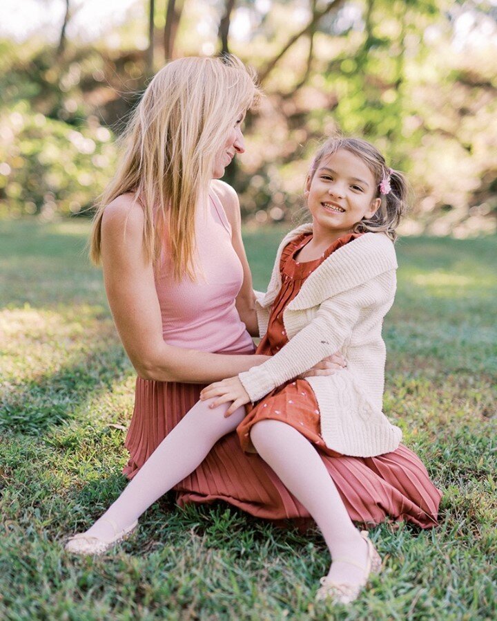 Petite holiday sessions are in full swing, I still have spots available. Link in bio!  Met and photographed this sweet family this past weekend, they were so fun to spend time with AND they thoughtfully brought me the yummiest brownies! ❤️❤️⠀⠀⠀⠀⠀⠀⠀⠀⠀