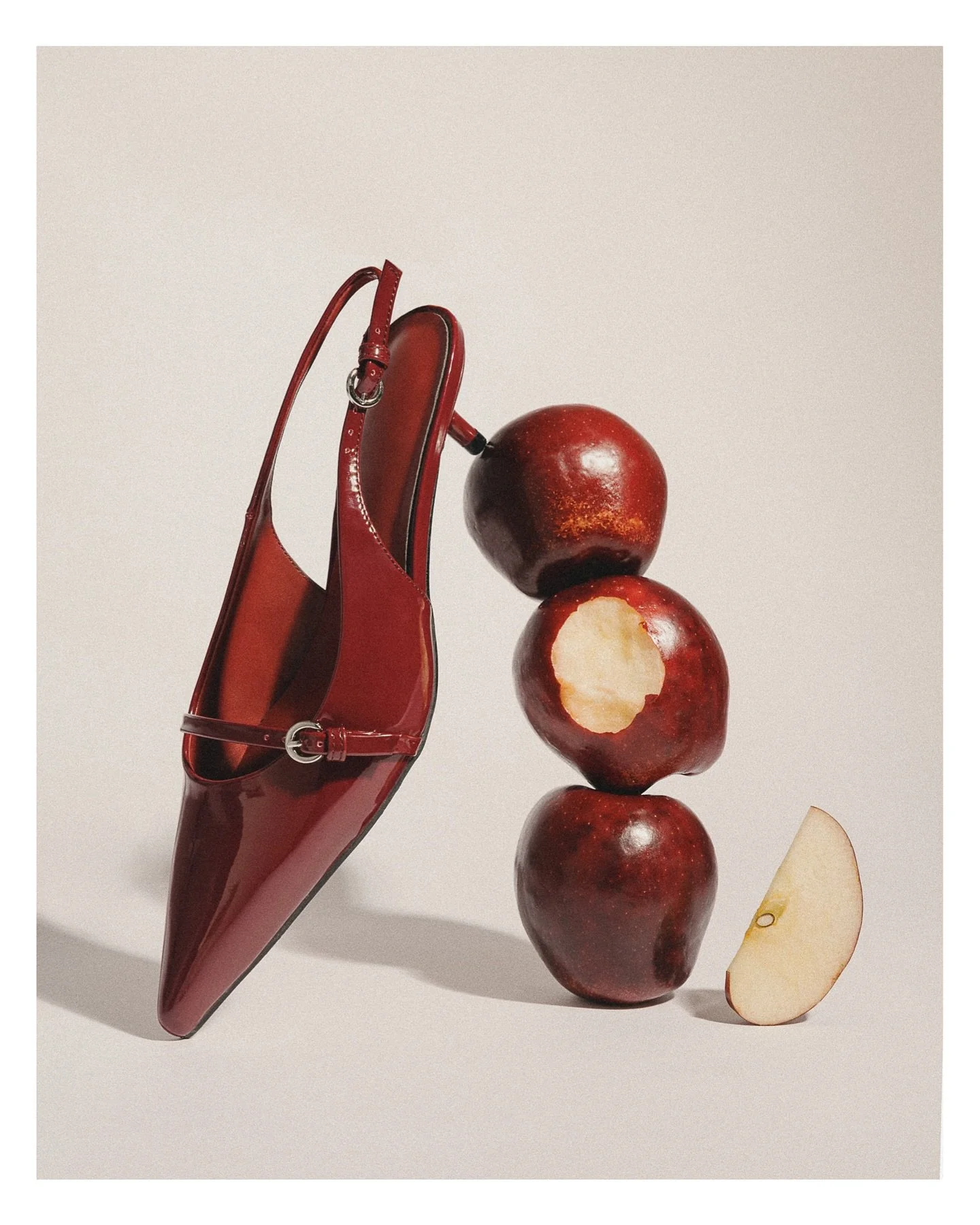 a lil fashion still life moment for ya 🍎👠