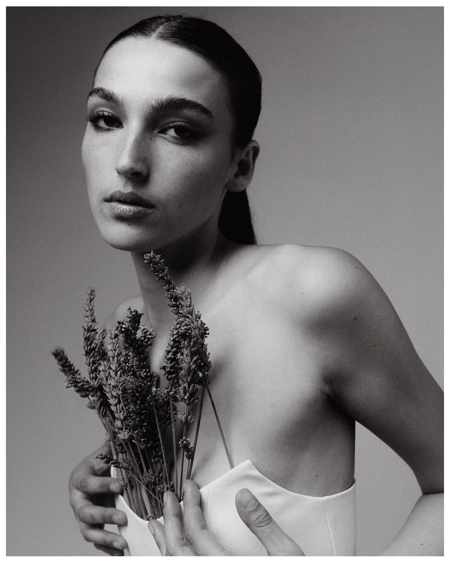 had to share another from this shoot 🙈🩷

photo: @sophiavalentinophoto
concept/styling: @julyxo_
model: @tianafocazio
agency: @striketheagency