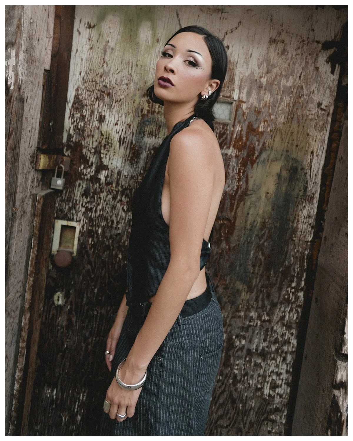 downtown grunge vibes 🖤

photo // @sophiavalentinophoto
styling // @__styledbymandy
mua // @sheridansheperd
model // @sophemininomenon