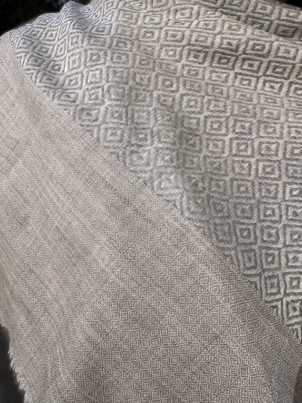 GreyCreamDiamonds-Detail-4.png