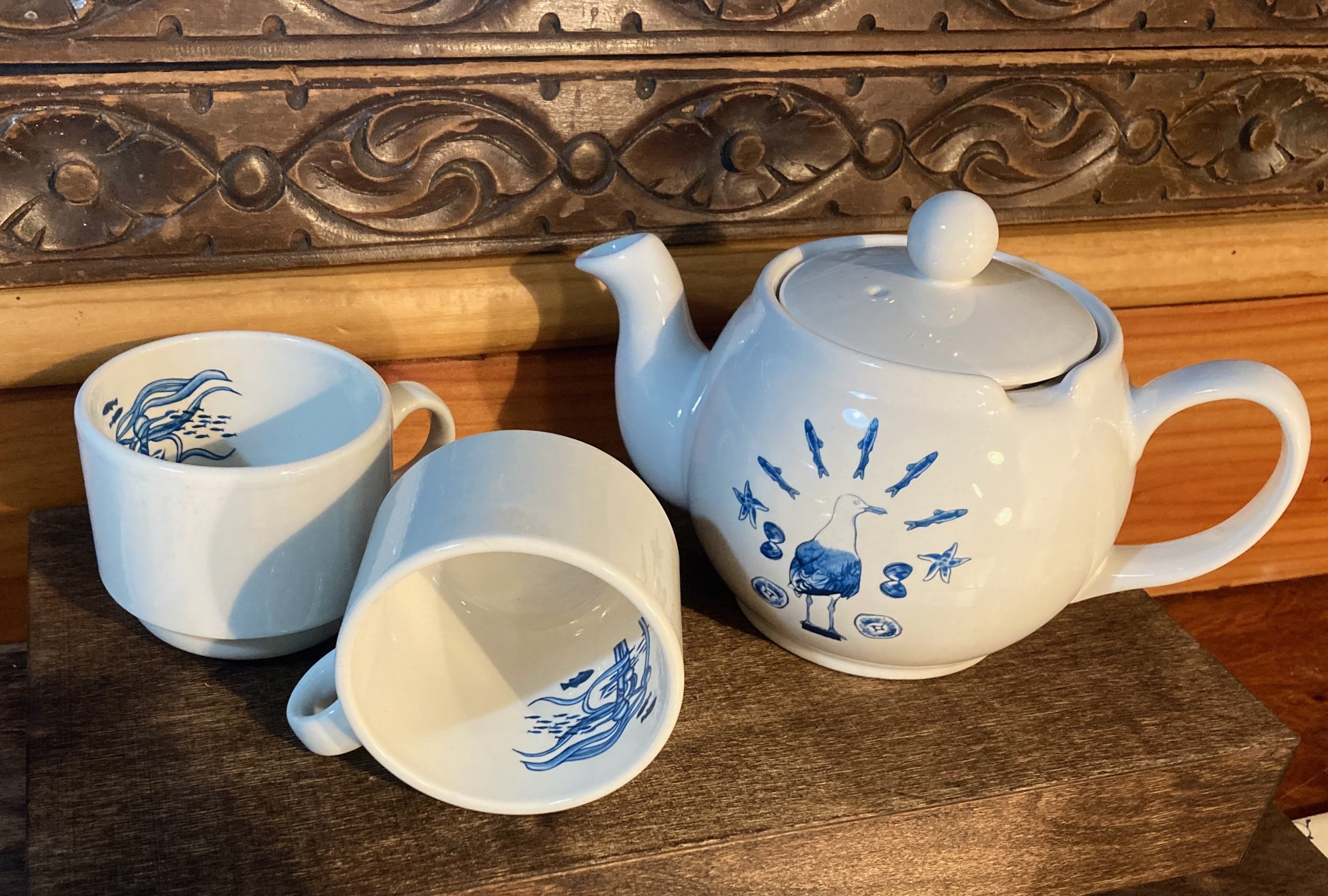Small Sea Gull tea pot, 2 stackable Bullwhip Kelp mugs