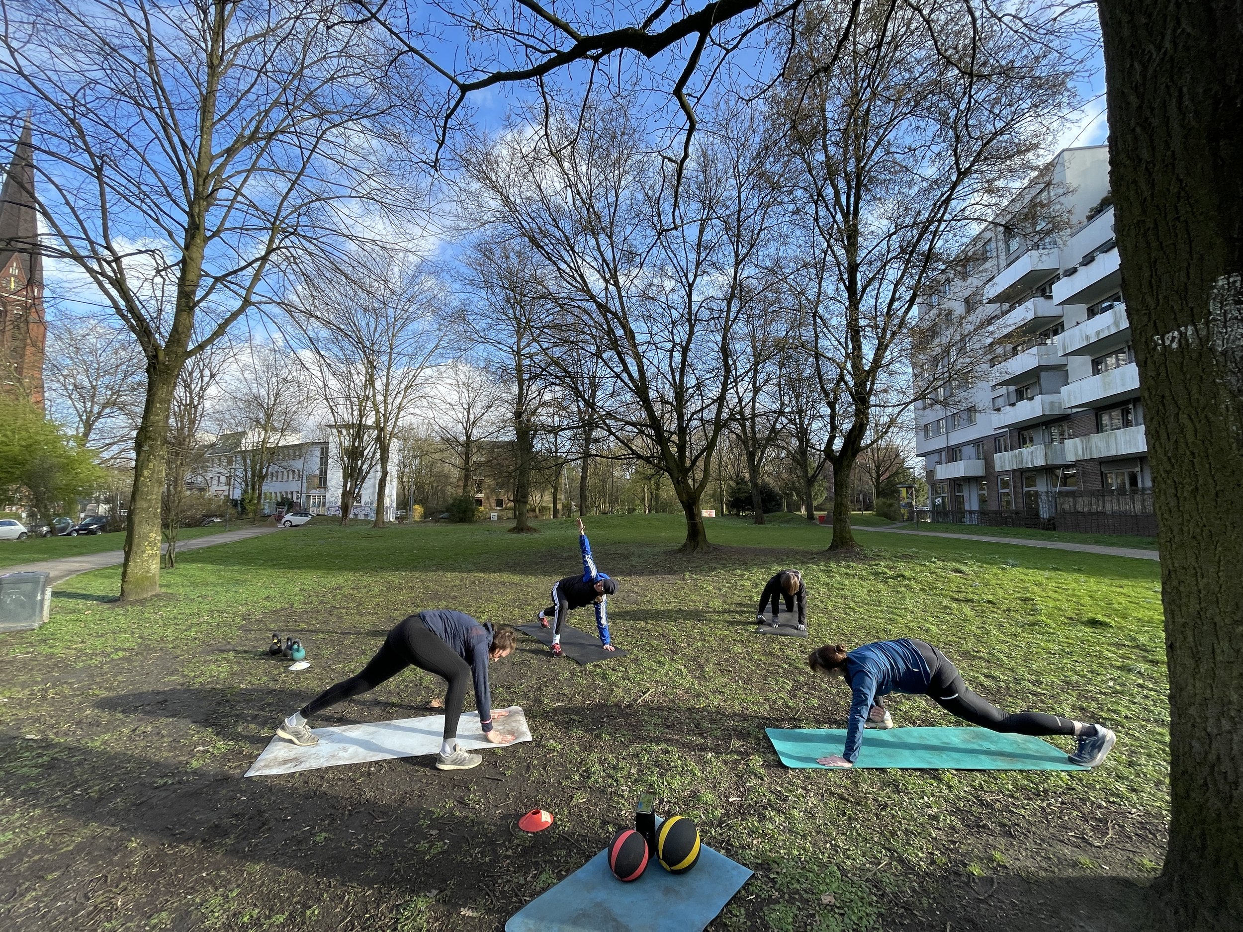 Warum ich meine Klientinnen lieber im Park trainiere als im Fitnessstudio