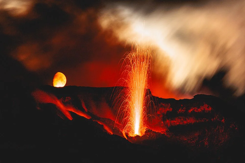 LUNO VOLCANIQUE 🔱
.
&quot;Il y a des montagnes qui accouchent d'une souris, et d'autres qui accouchent d'un volcan.&quot;
La confession - Talleyrand de Charles Maurice.