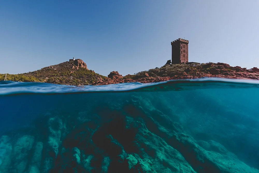 L'&Icirc;LE 🔱
.
"Sur ce petit bout d'amour qui restait, il voulait vivre son futur comme un naufrag&eacute; sur une &icirc;le d&eacute;serte." - David Foenkinos.
.
#fabulous_shots #ile #aqua #aquascape #mediterraneansea #mediterranee @lesr