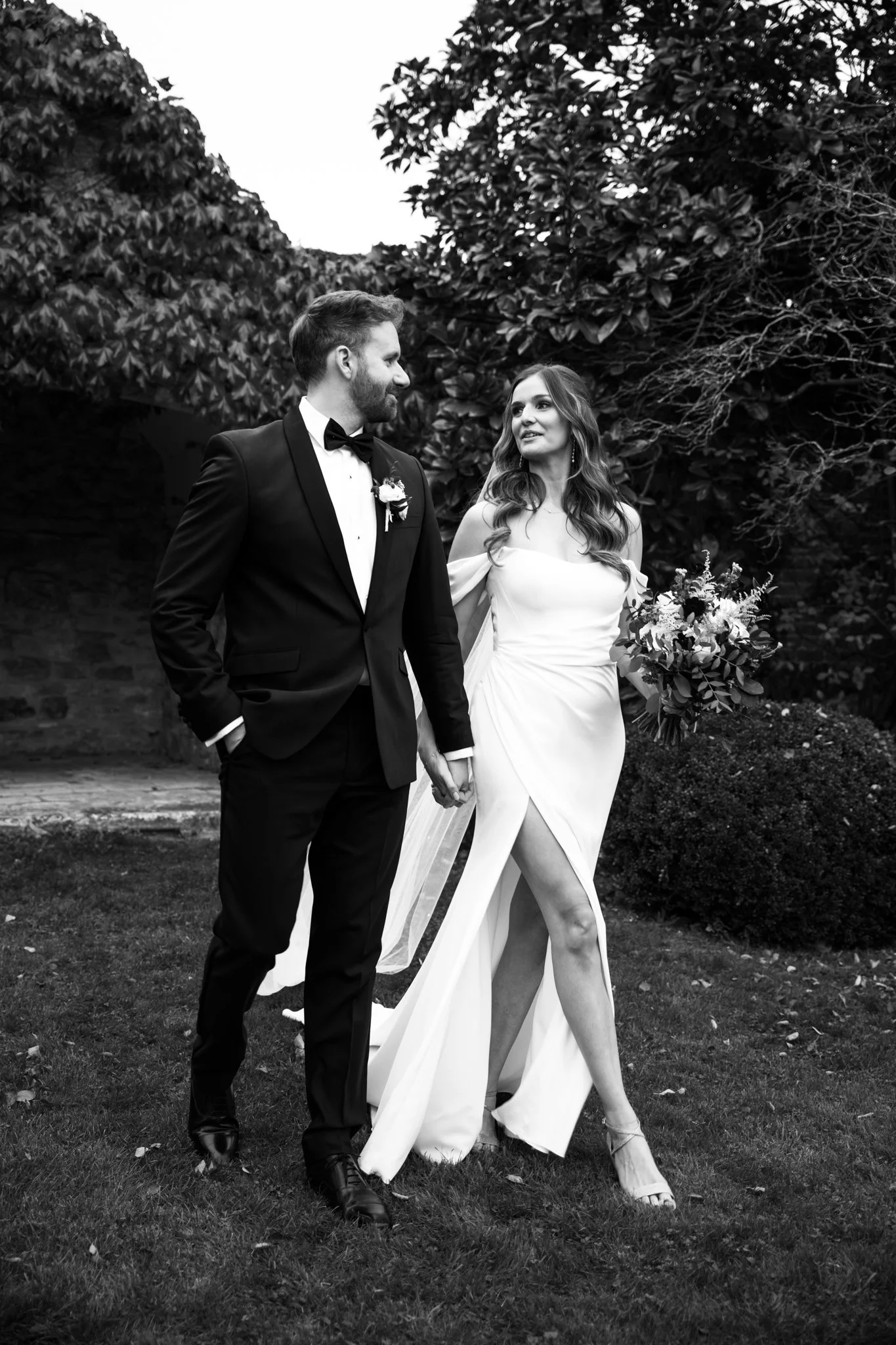 Notley-abbey-timeless-couples-portraits-4.jpg