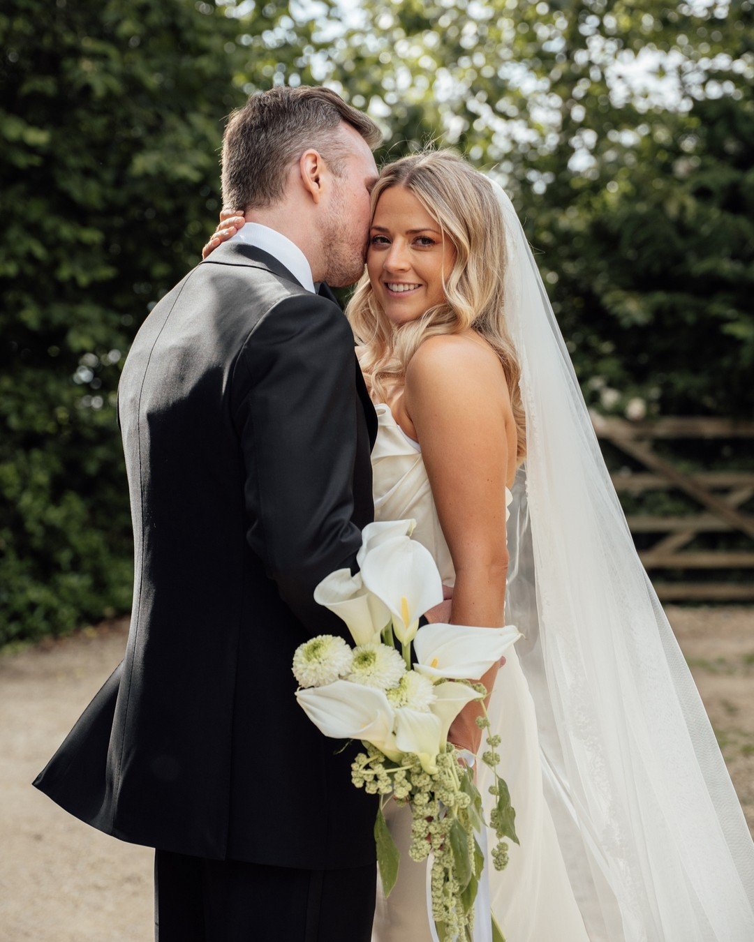 Where do I even start. When Jack and Tara asked me to photograph their wedding at Charingworth House, it truly felt like such a privilege. Their day was everything you could hope for, relaxed, joyful, and overflowing with love and laughter from start