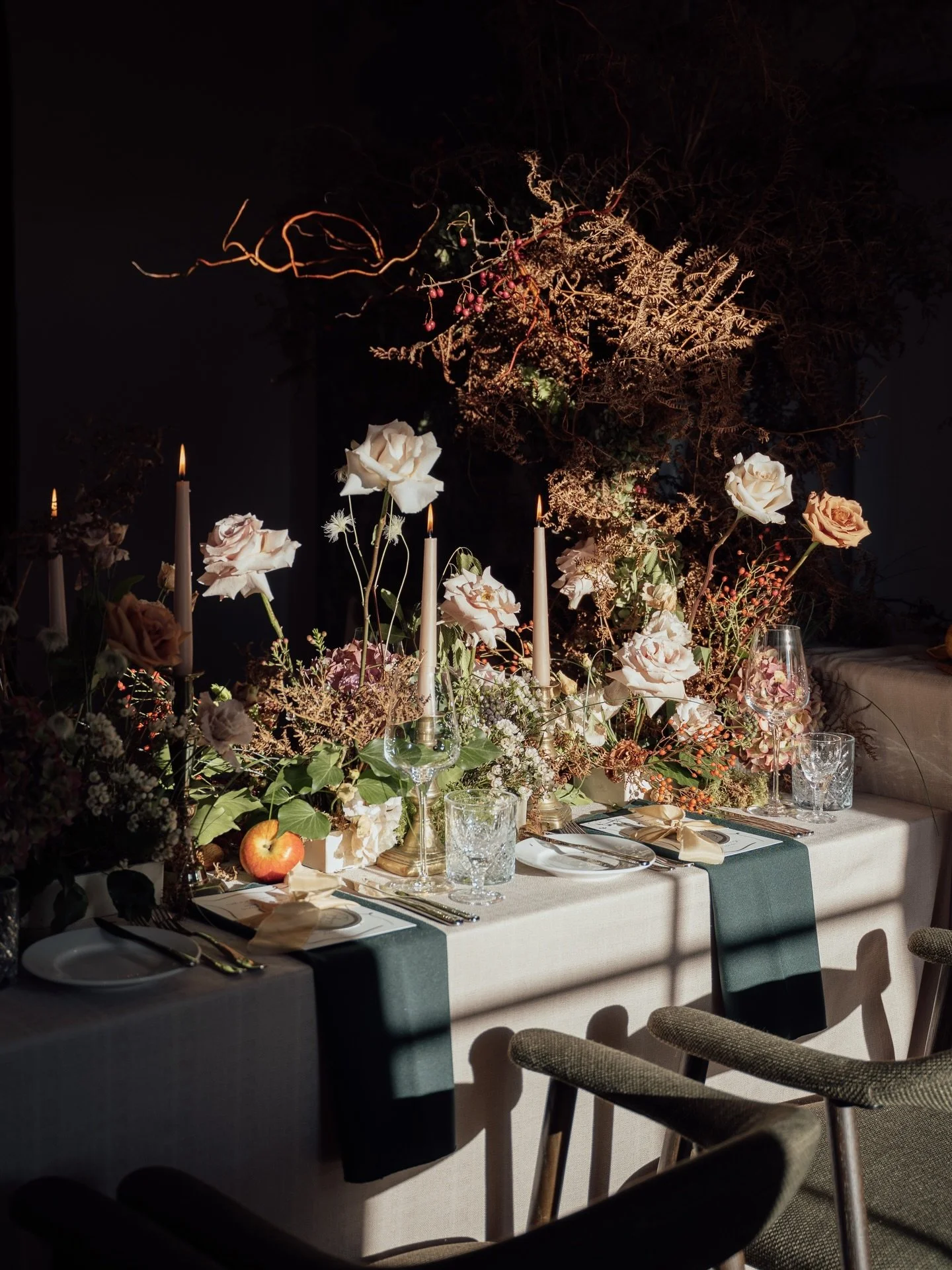 You already know how much I love a little pocket of light. When the sun poured onto this beautiful table setting, it lifted the whole composition to another level. It felt luxurious, elegant and full of presence. And just look at how the stationery g