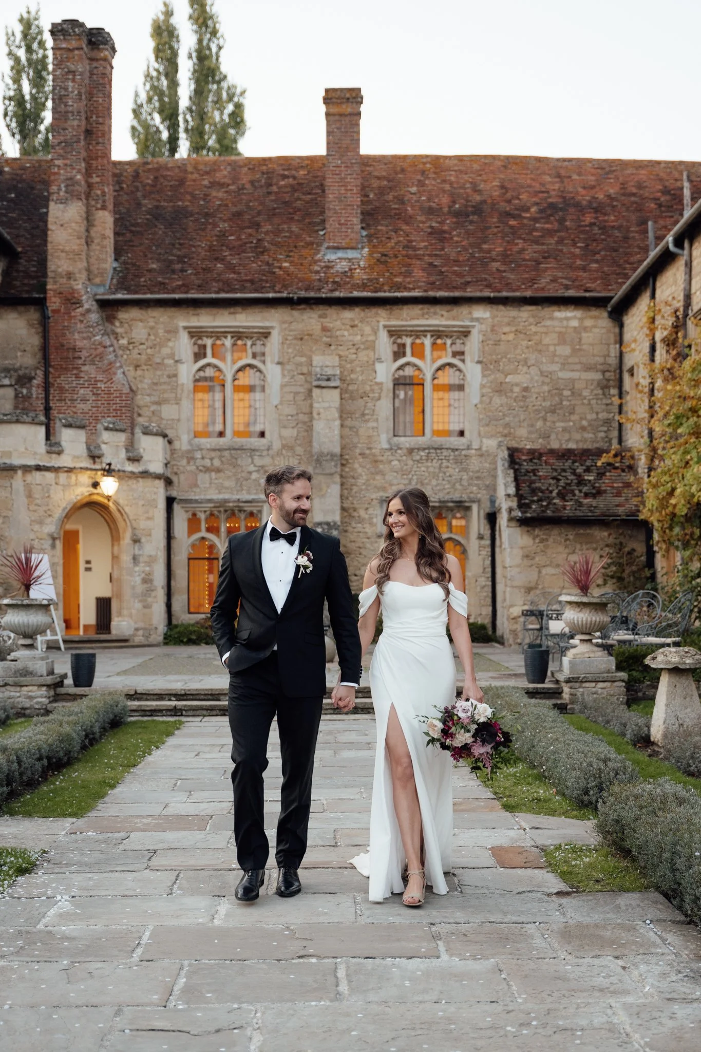 Notley-abbey-timeless-couples-portraits-35.jpg