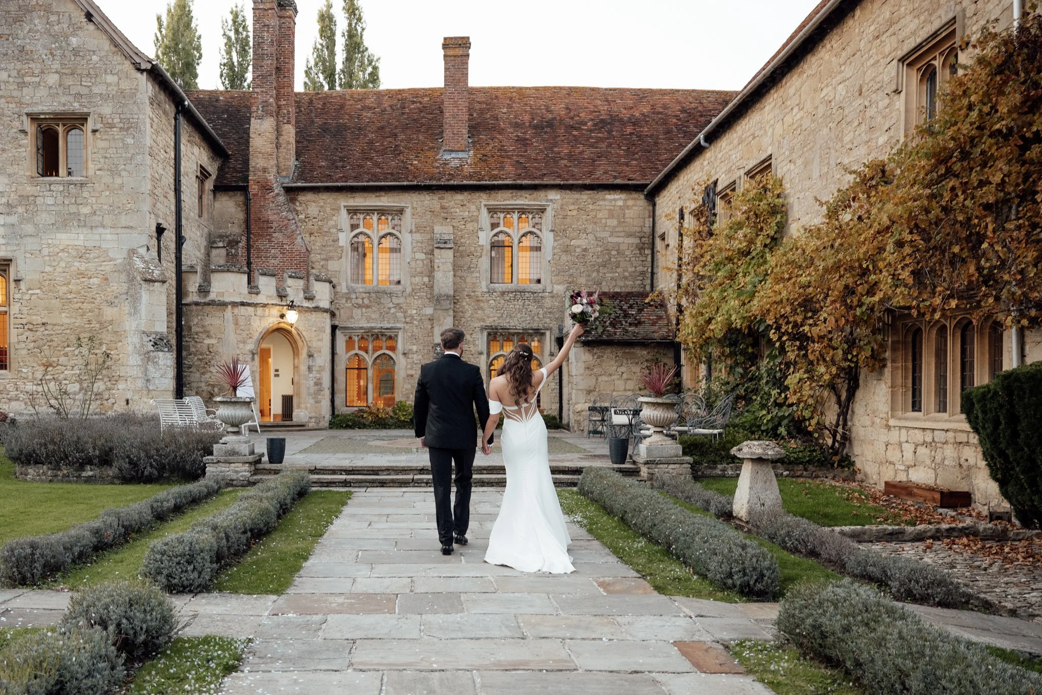 Notley-abbey-timeless-couples-portraits-36.jpg