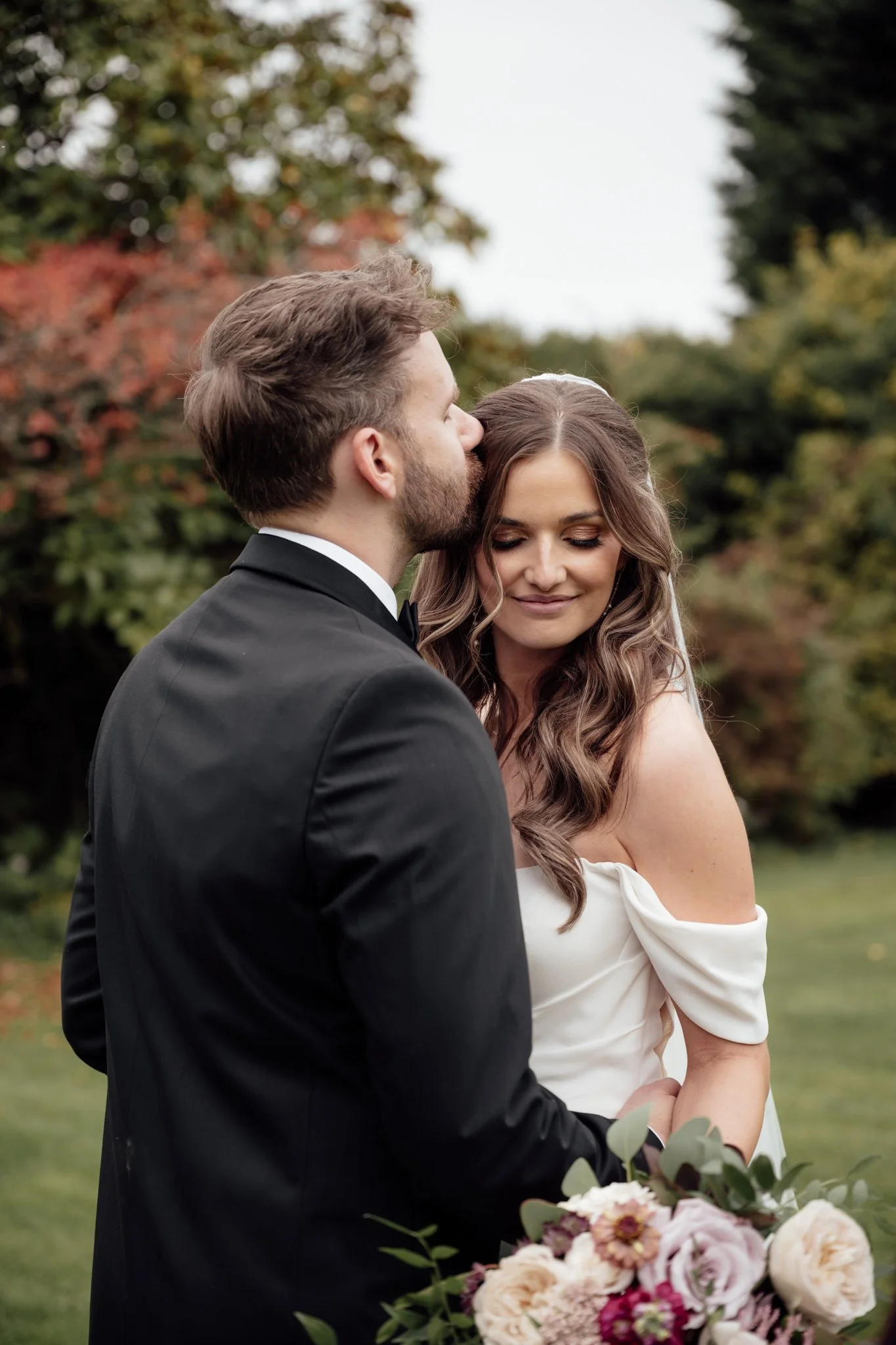 Notley-abbey-timeless-couples-portraits-11.jpg