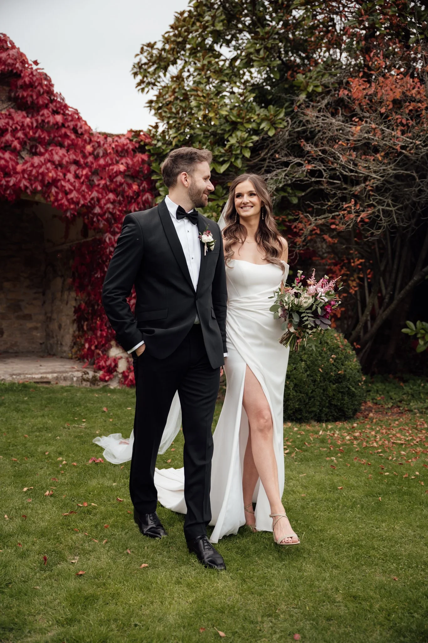 Notley-abbey-timeless-couples-portraits-7.jpg