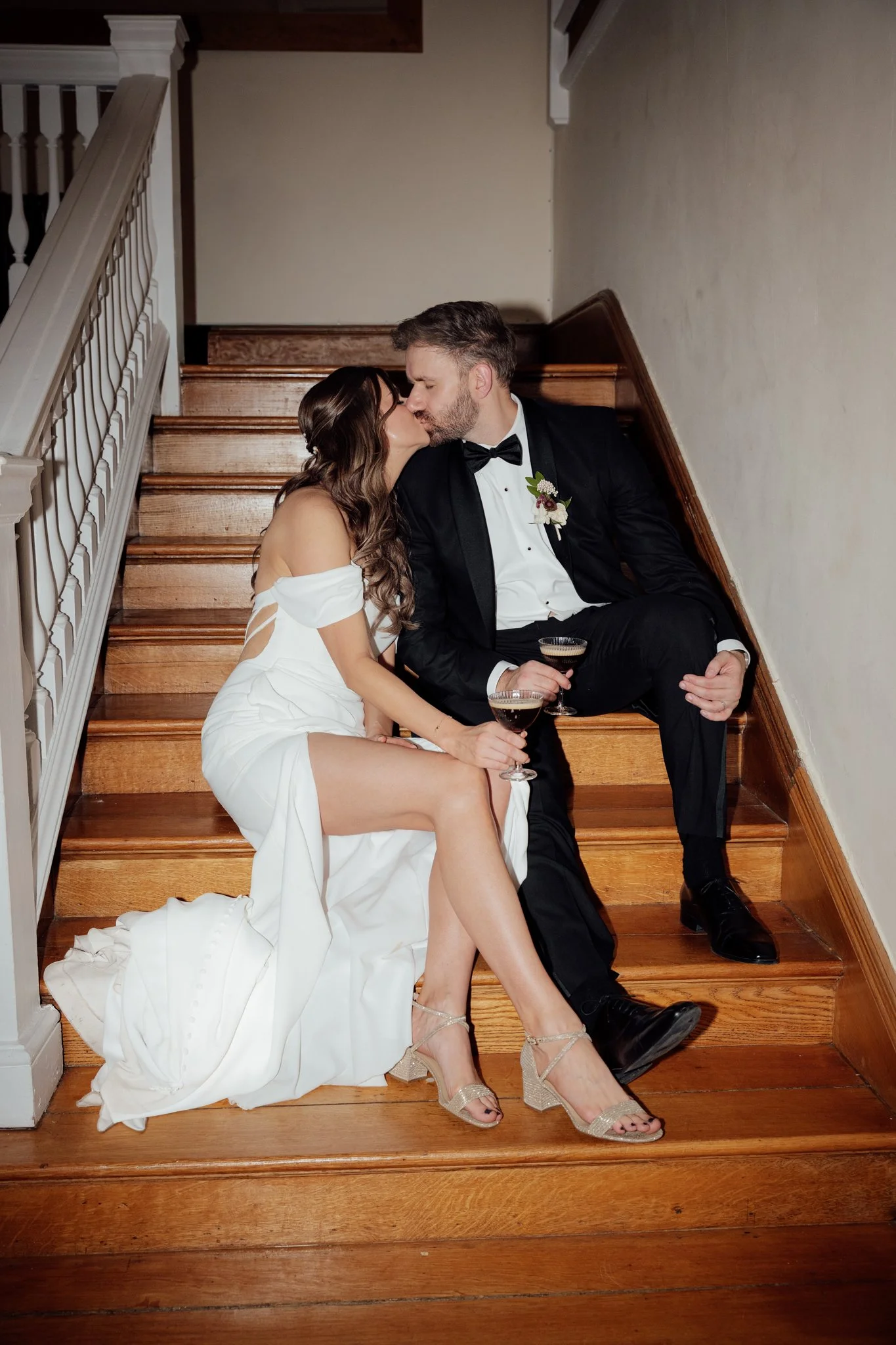 Notley-abbey-evening-flash-couples-portraits-8.jpg