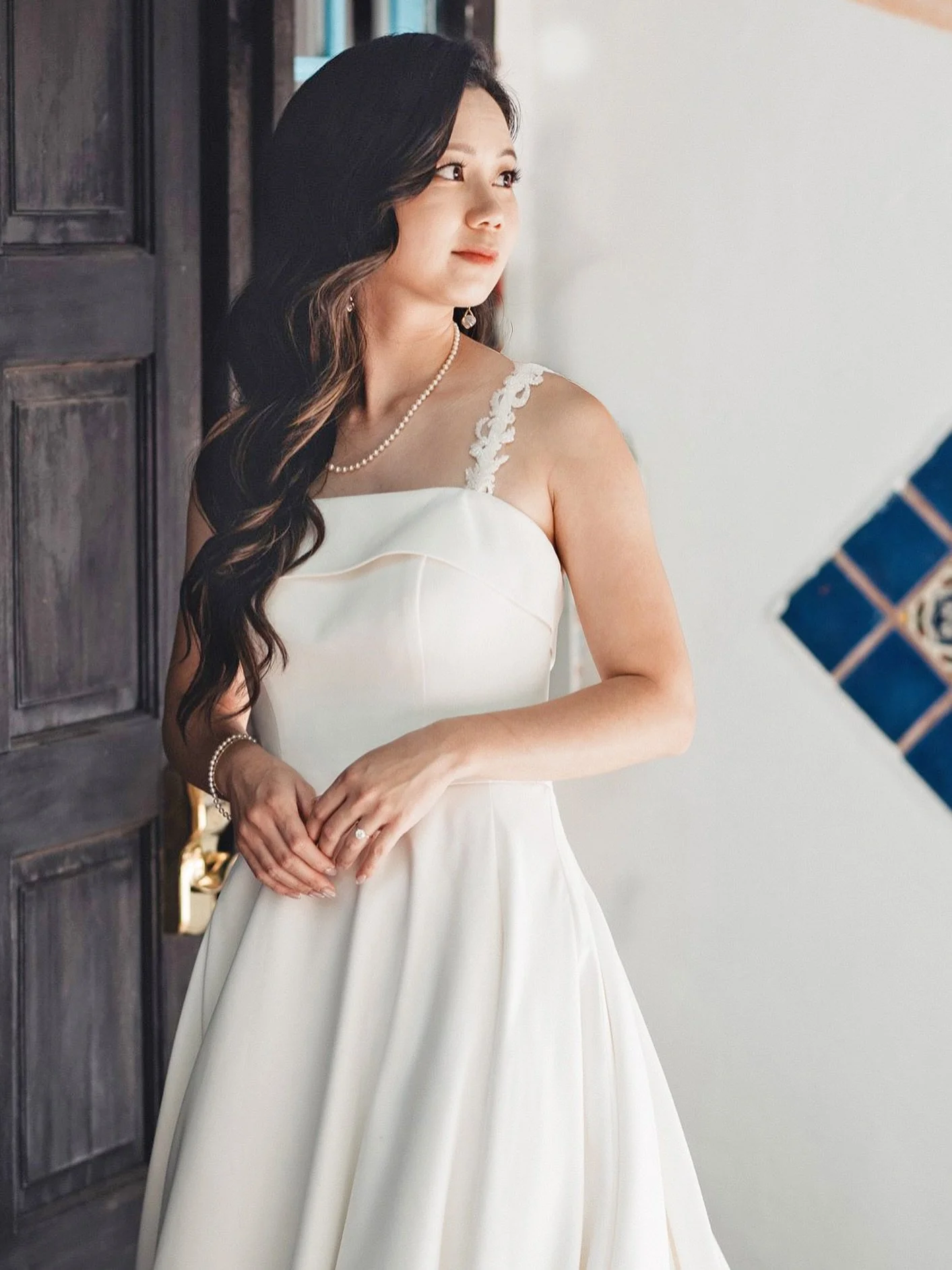 Soft, flowing waves paired with a clean, luminous makeup look create a timeless kind of elegance here. The hair keeps things romantic without feeling overstyled, while the makeup focuses on fresh skin, subtle definition, and a natural glow that photo