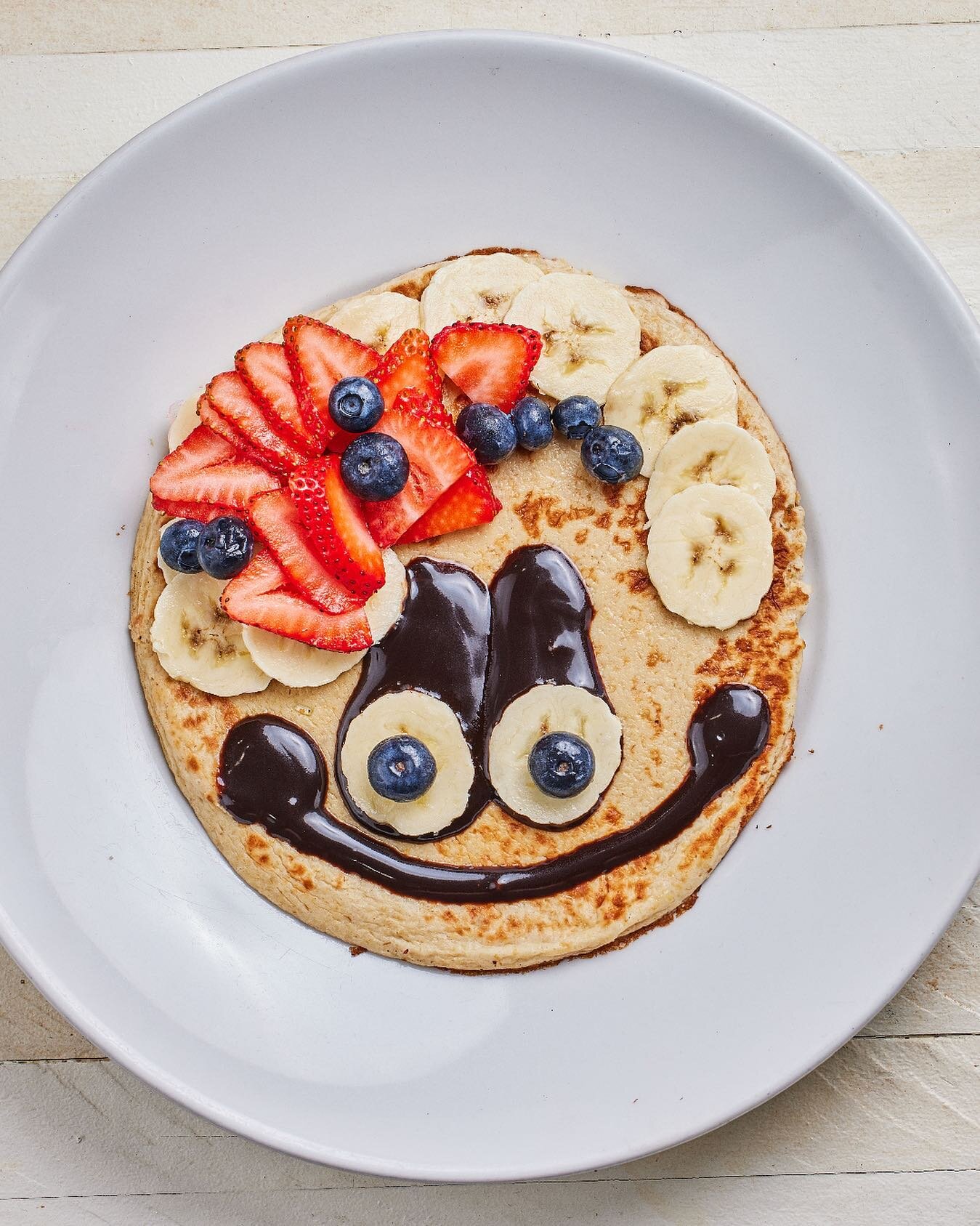 Happy Oatmeal Pancakes 🥞 specially made for kids. Healthy and super yummy, they&rsquo;re gonna love this Sunday treat. 💜
.
.
.
.
#pancakes #kidsmenu #oatmealpancakes #breakfast #healthyfood #desayuno #comidasaludable #desayunosaludable