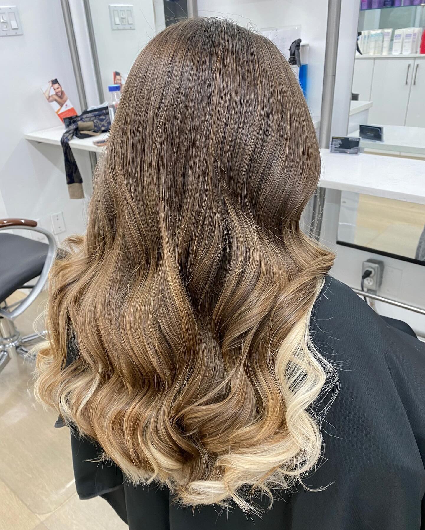 We are loving the contrast in this reversed/peekaboo balayage ✨ 

Would you try this look? 

👩&zwj;🎨 Artist: Kadija
🎨 Products: @oligopro Blacklight and Calura lines 
📖 Book it: Partial lightening (Online and in-salon consultations available to d