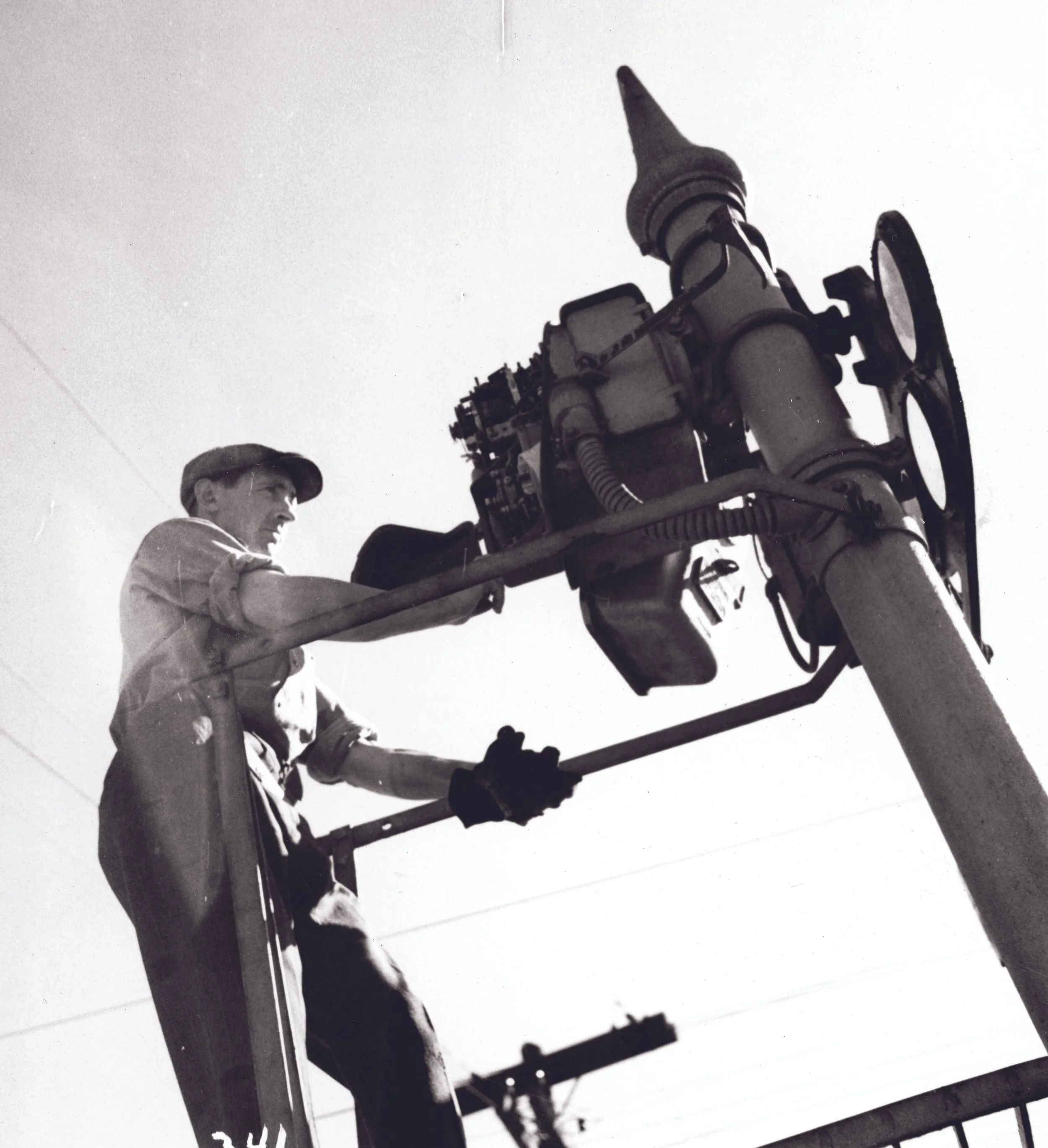 Fig 16_Top-of-mast motor and maintainer.jpg