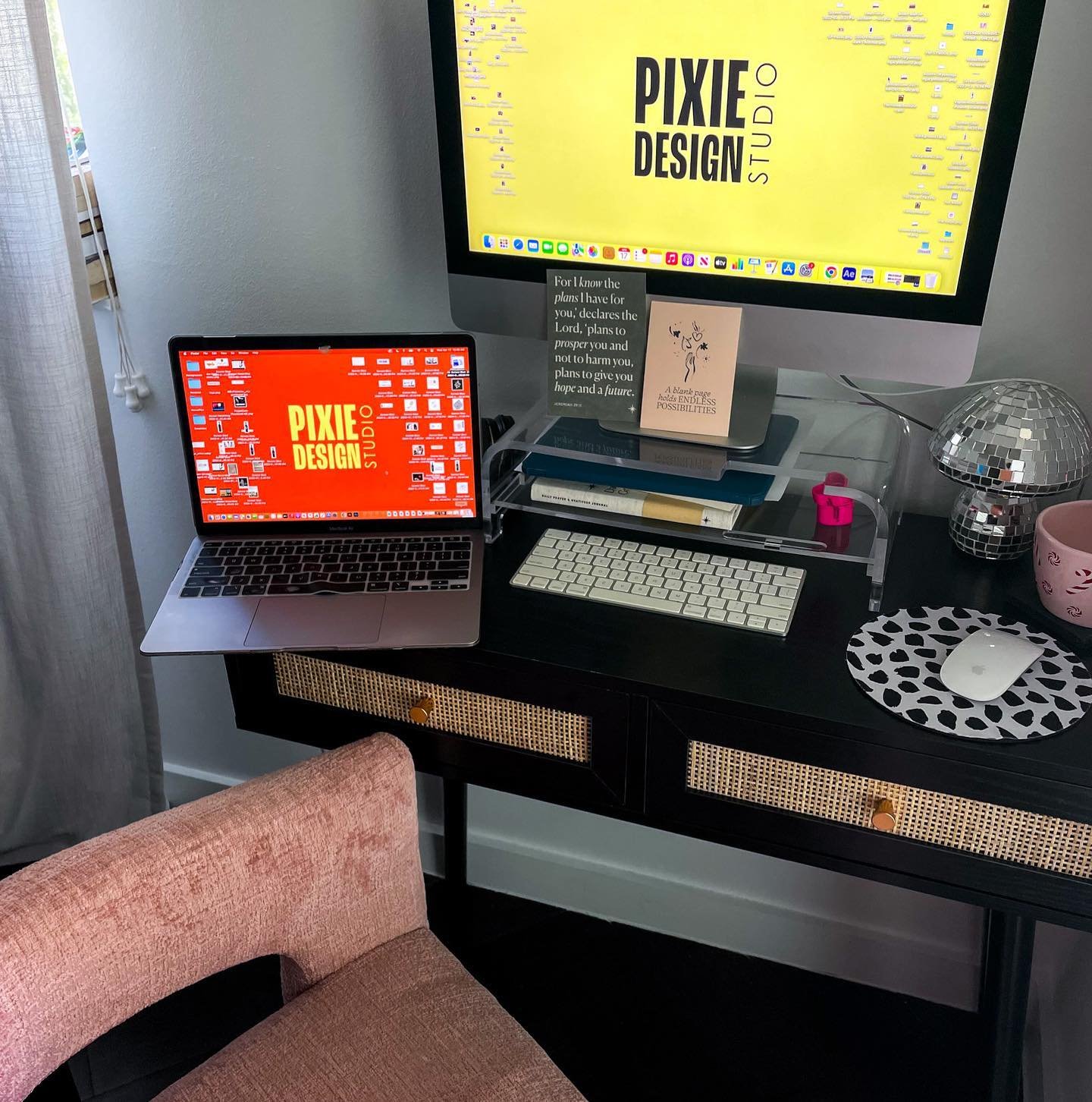My current office set-up🤓💻(Still a work in progress🔨👷&zwj;♀️🚧). I am definitely needing a cool colorful lamp, some art on my walls, an iPad stand, maybe a little plant?🧐
-
🧚&zwj;♀️Pixie Design Studio - Making your design dreams a reality✨
.
.
