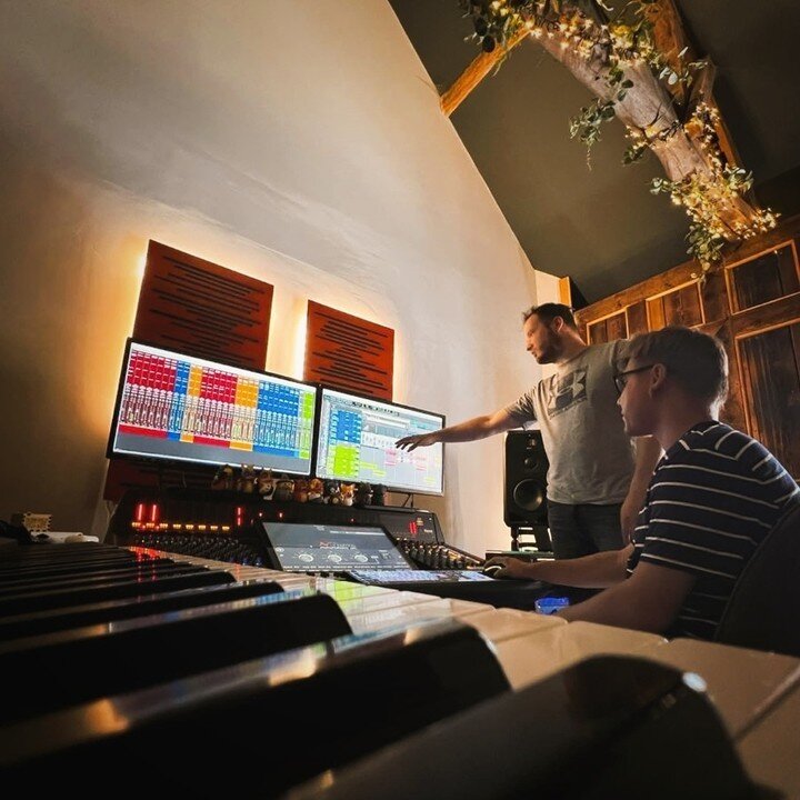 Get one-to-one production lessons with our top producers and engineers. Learn everything from mixing, mastering, and production. For Beginners to Advanced!⁠
⁠
⁠
⁠
⁠
⁠
#musicproducer #producer #newmusic #instamusic #singersongwriter #studiolife #produ