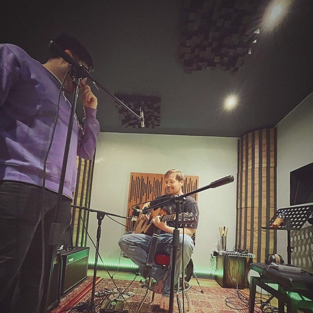 We focus on getting the best sound from every instrument! Here we are tracking the amazing Barefoot Soul, using our Neumann km 184's and TLM 107 😃⁠
⁠
⁠
⁠
⁠
⁠
⁠
⁠
#singer #musicproducer #audio #producer #newmusic #instamusic #singersongwriter #studio