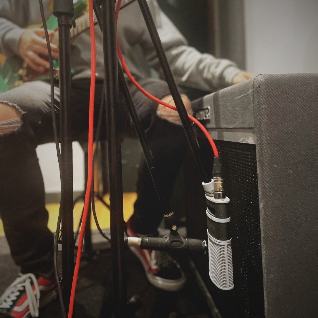 We have multiple amp and mic setups here at HP. Today's combo is a JZ V67 and SM57 on a Fender Bassbreaker 45 Combo! ⁠
⁠
⁠
⁠
⁠
⁠
⁠
#singer #musicproducer #audio #producer #newmusic #instamusic #singersongwriter #studiolife #producerlife #musicproduct