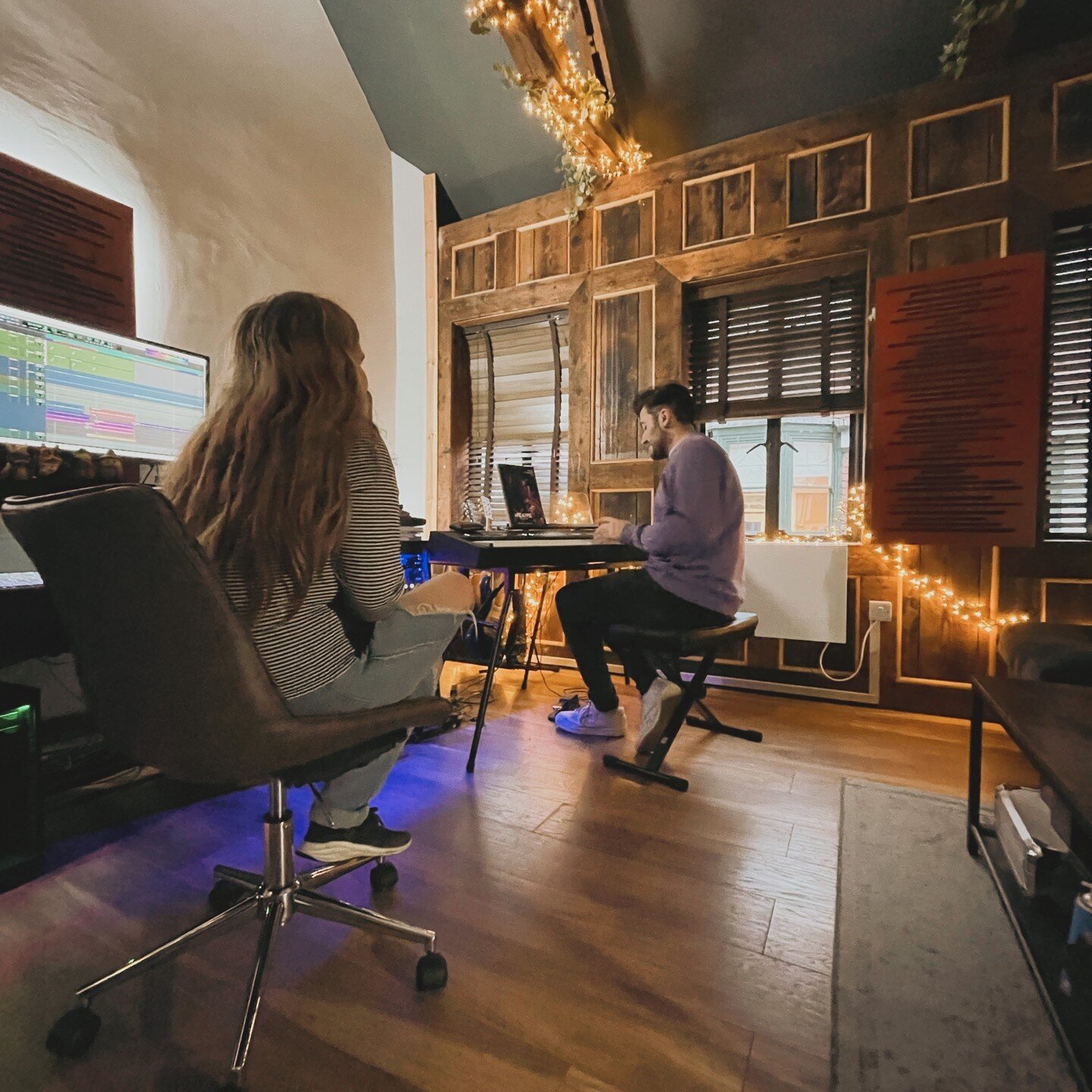 Here at HP Music, we have multiple songwriters, engineers, and producers to help bring your vision to life! Book your session now!⁠
⁠
⁠
⁠
⁠
⁠
⁠
#singer #musicproducer #audio #producer #newmusic #instamusic #singersongwriter #studiolife #producerlife 