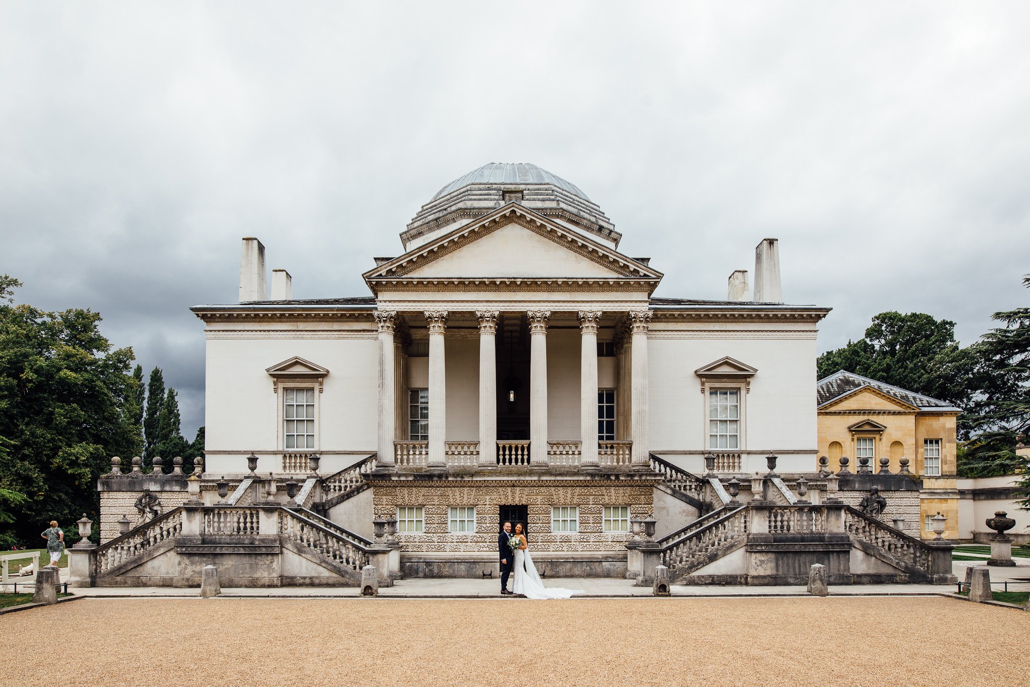  Bride and Groom in front of Chiswick House 