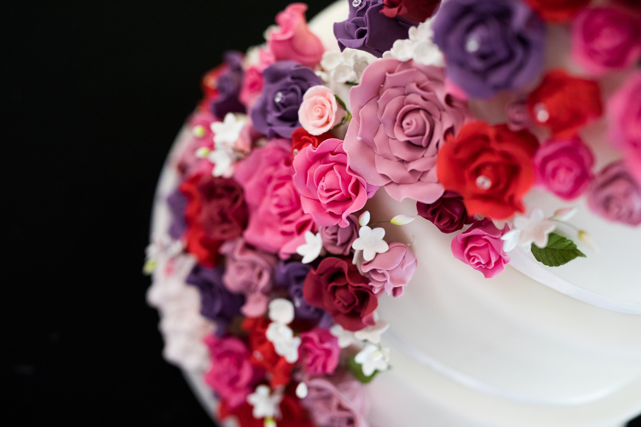  Flowers on wedding cake 