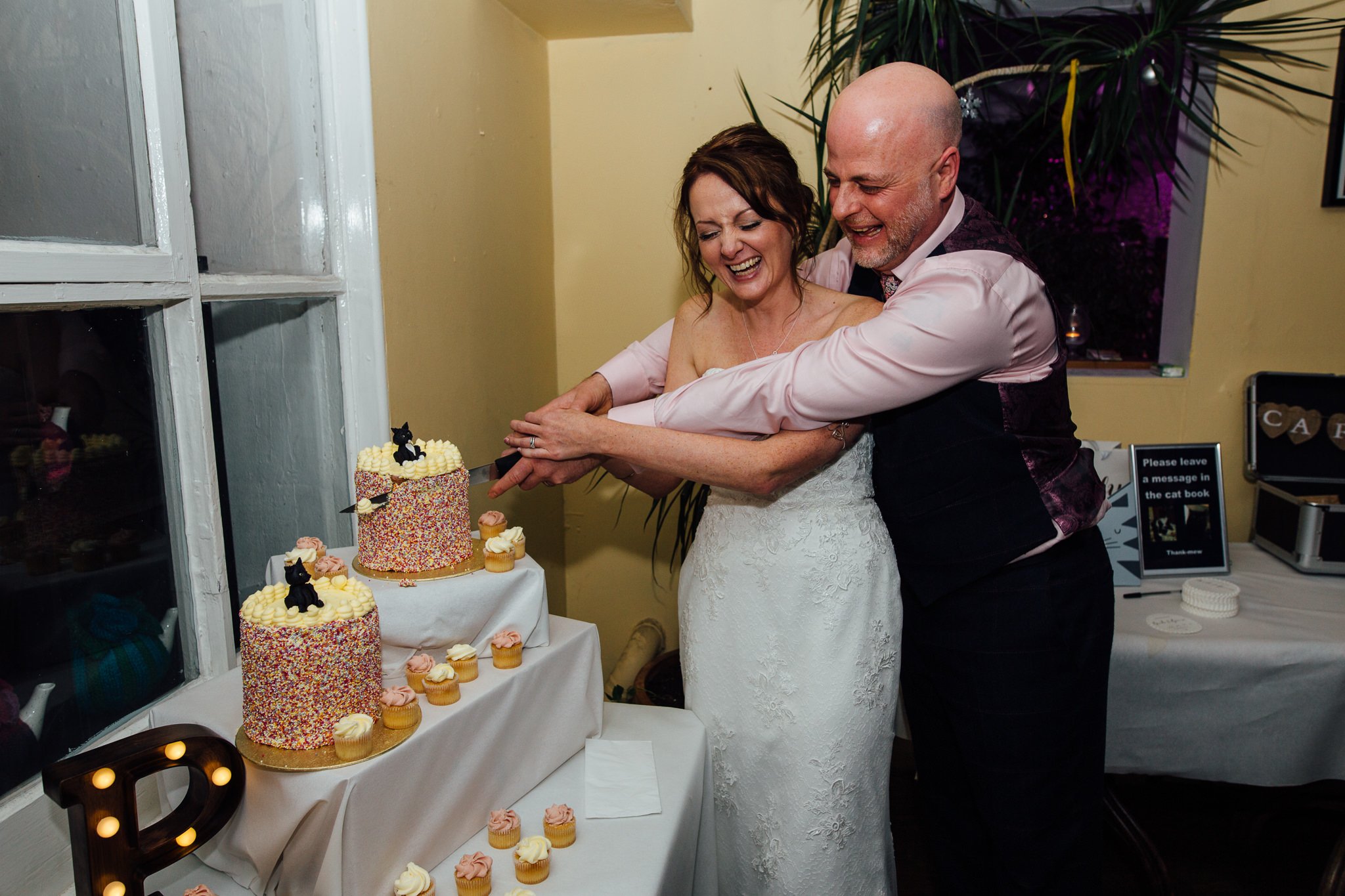  Bride and Groom cutting the cake at Jam Factory Oxford 