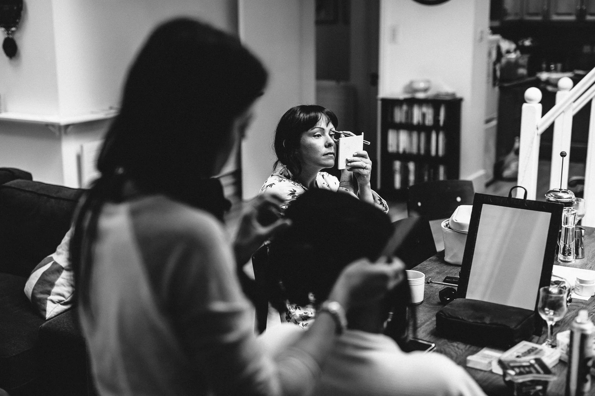  Bridesmaid applies make up 