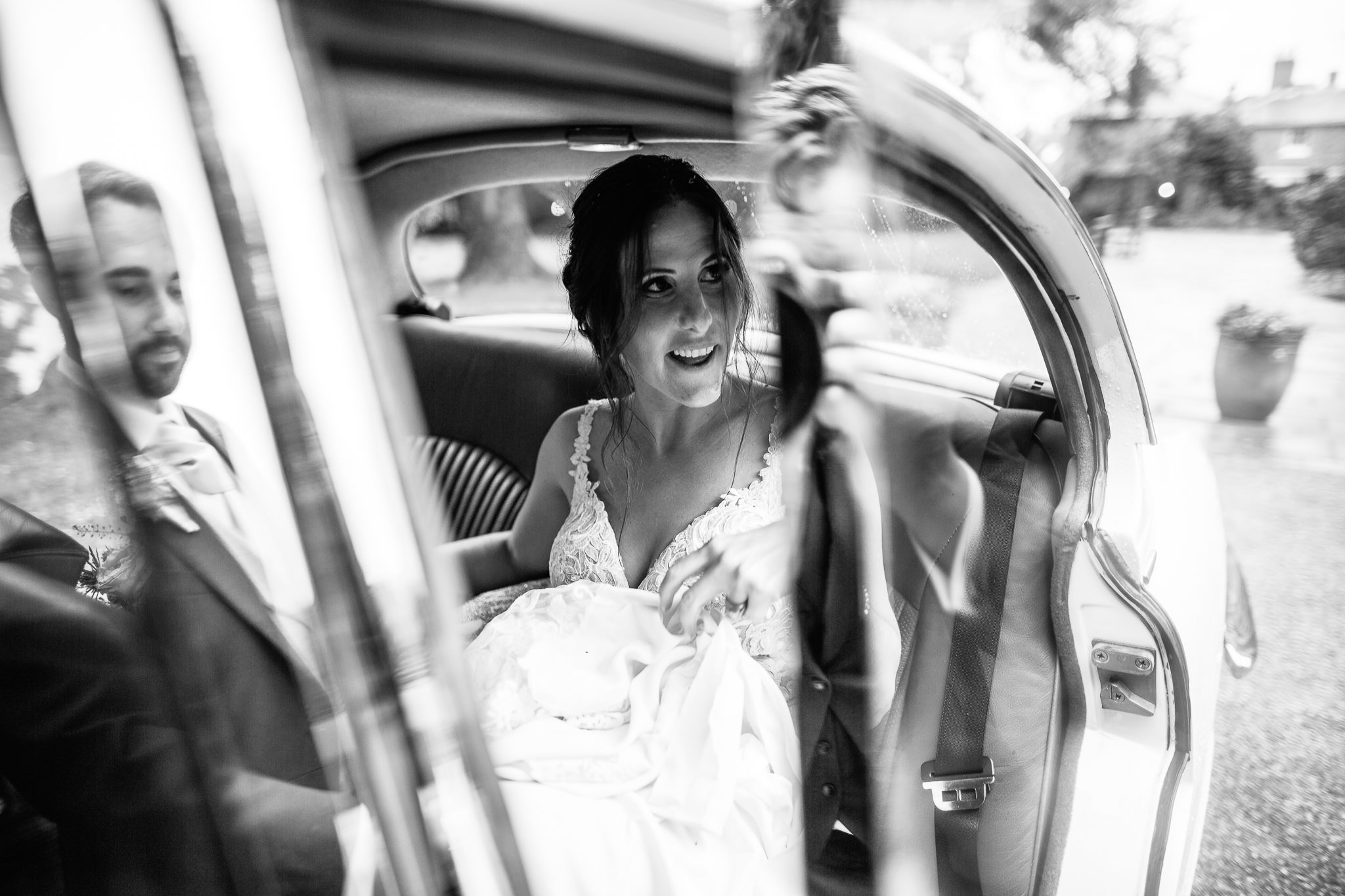  Bride gets into the wedding car 