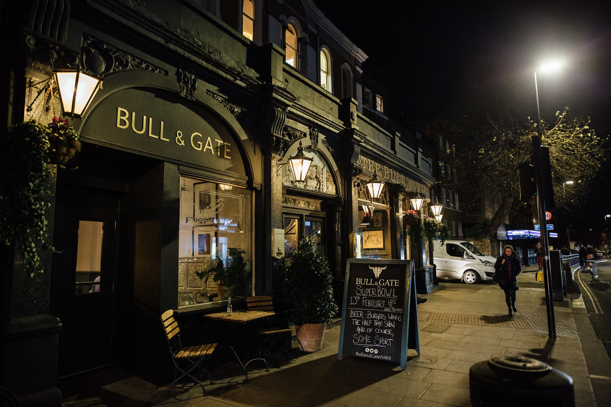  The Bull and Gate pub in Camden at night 