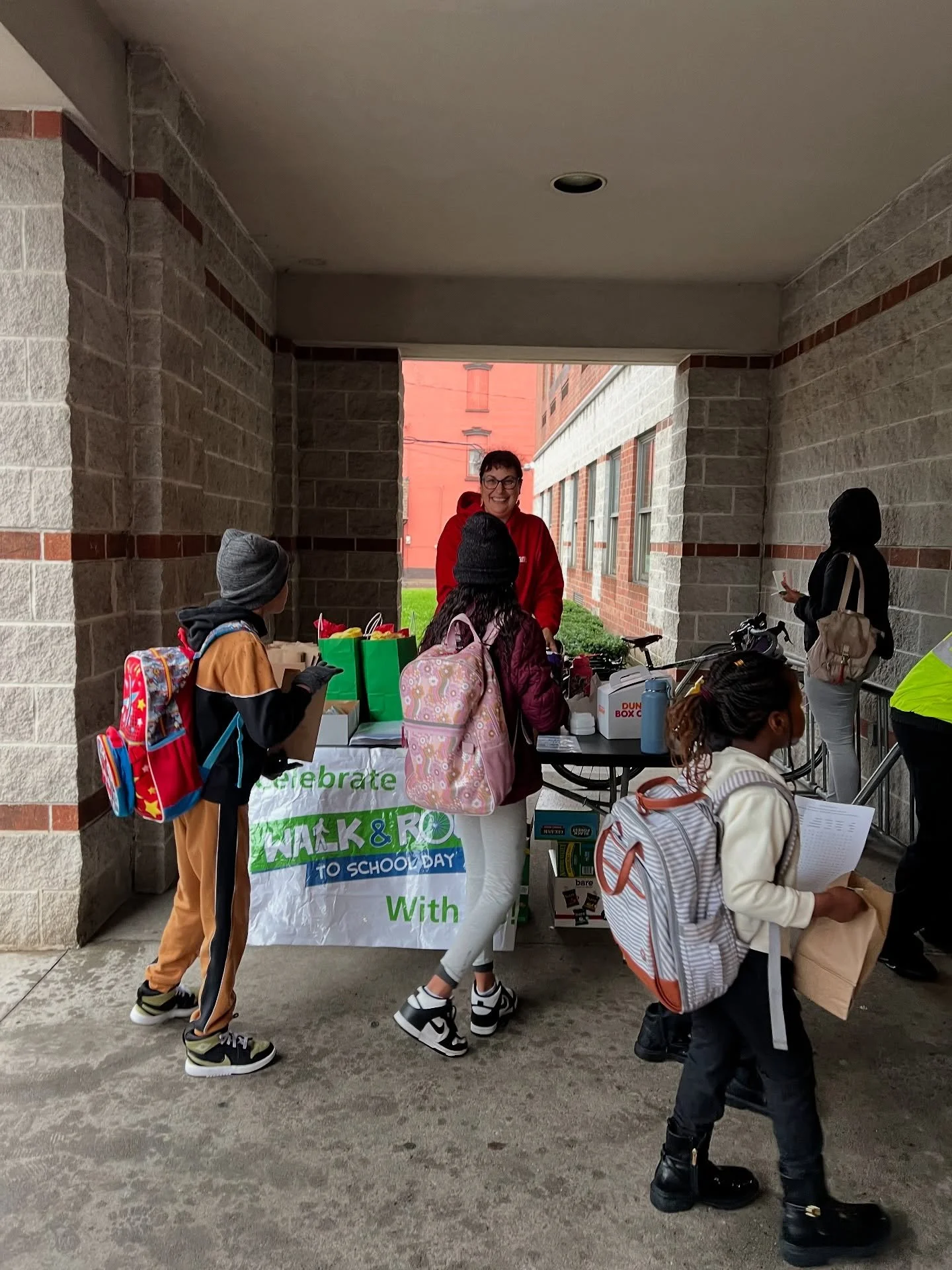 A little rain couldn’t stop Walk & Roll to School Day this AM at @albany.schools’ International Academy 🚲🚶‍♀️☔️
Kids were all smiles rolling into school — we had a blast blasting tunes and passing out bike lights, snacks