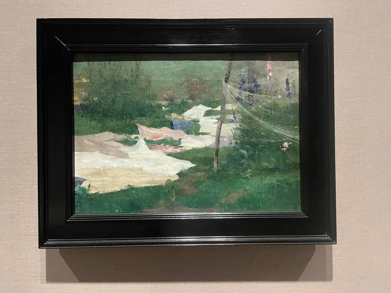 Mostra “Crinoline. Giacca. Felpa. Big city style" racconta come è organizzata, a cominciare, la moda urbana femminile