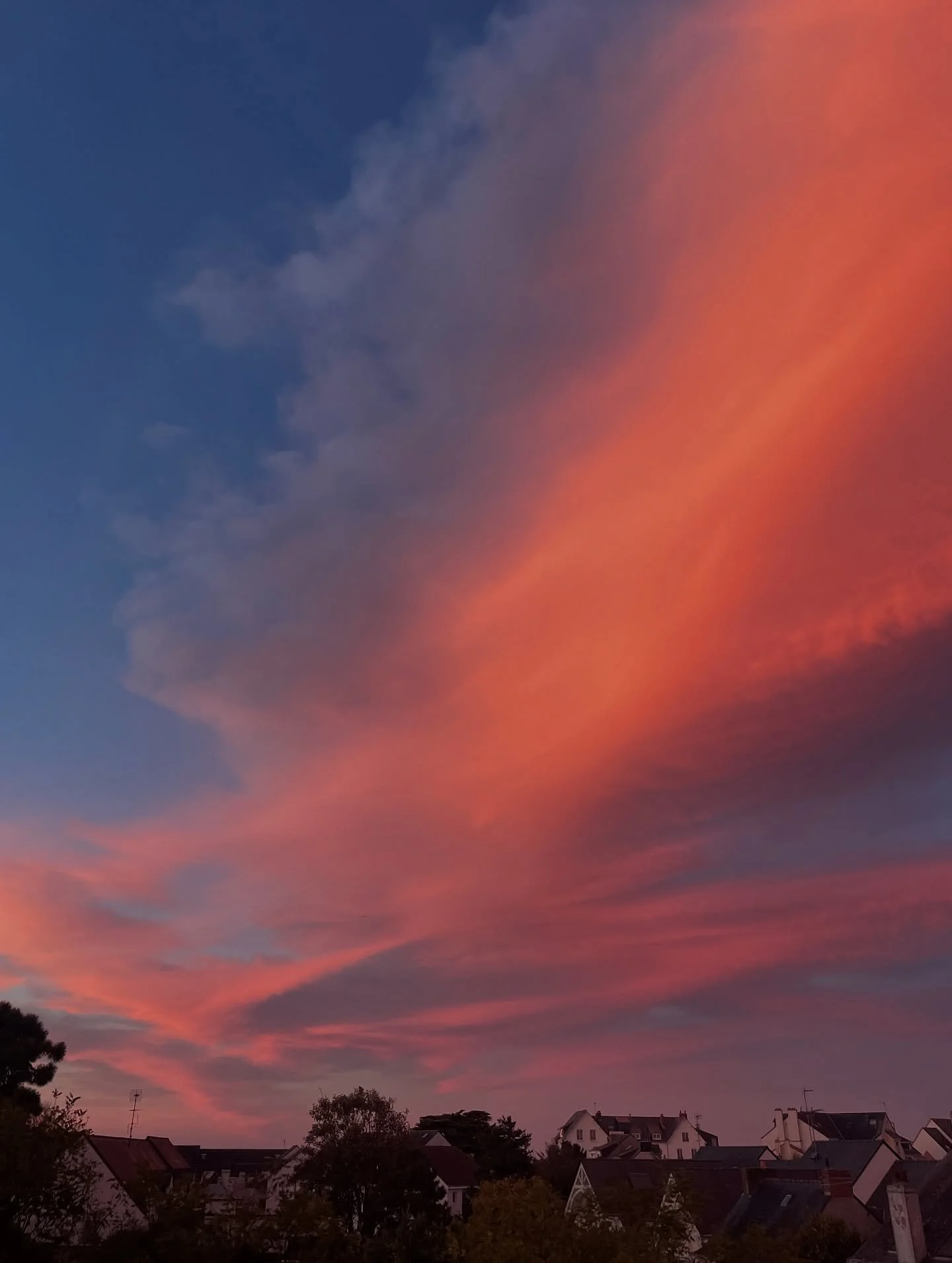 A week ago 🤍 
Retrouver mon paradis oc&eacute;anique.
Mon amour pour les vagues et le ciel color&eacute; est infini ♾️