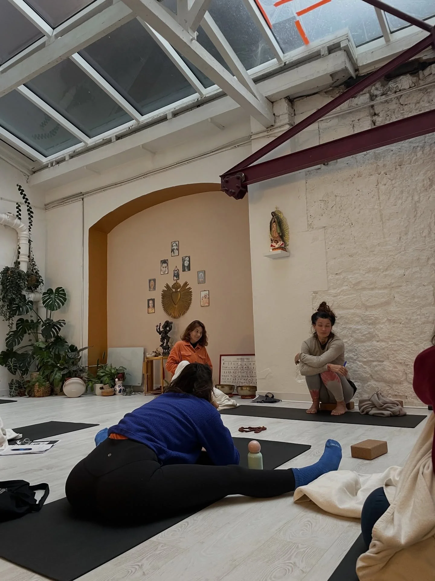 Dump du weekend 🫧 30h avec @klarapuski chez @mayashala.yoga pour aller plus loin dans ma pratique et mon enseignement du yoga ❤️&zwj;🔥

Merci @klarapuski de nous partager la richesse de ton enseignement, pour ta g&eacute;n&eacute;rosit&eacute; et m