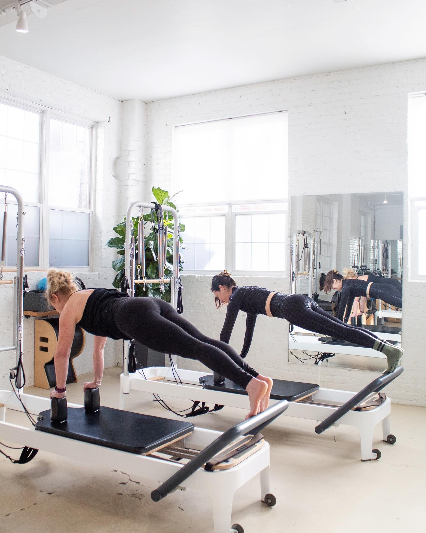 The functional movements of Pilates really works every muscle in the body and will get you thinking about how you&rsquo;re moving too.☁️🤸🏽&zwj;♂️ The best workout to prepare your mind and body for whatever the weekend brings! 

Don&rsquo;t forget t